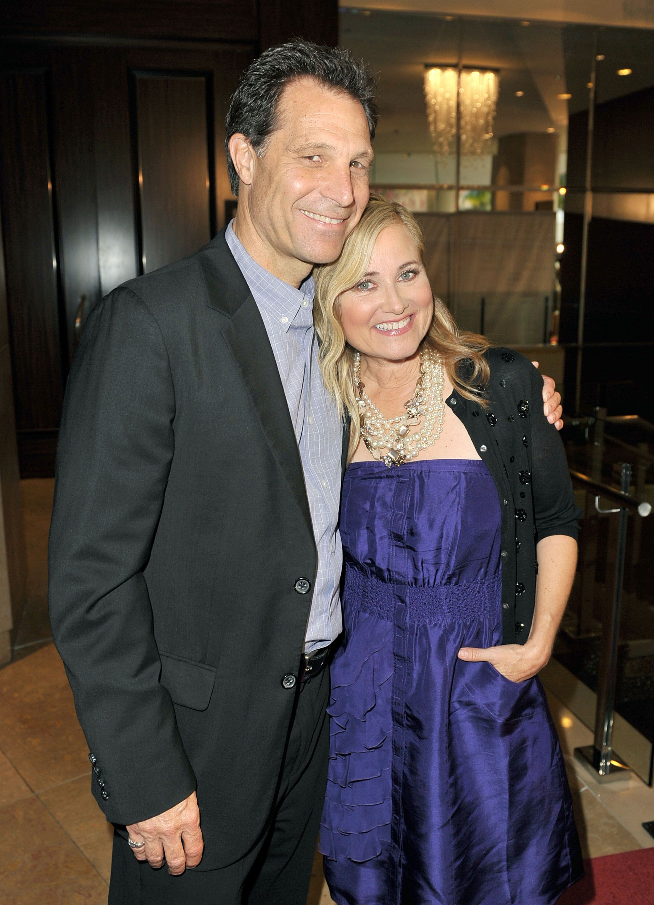 Michael Cummings and Maureen McCormick at the first annual "Noble Awards" on October 18, 2009, in Beverly Hills, California | Photo: Kevin Winter/Getty Images 