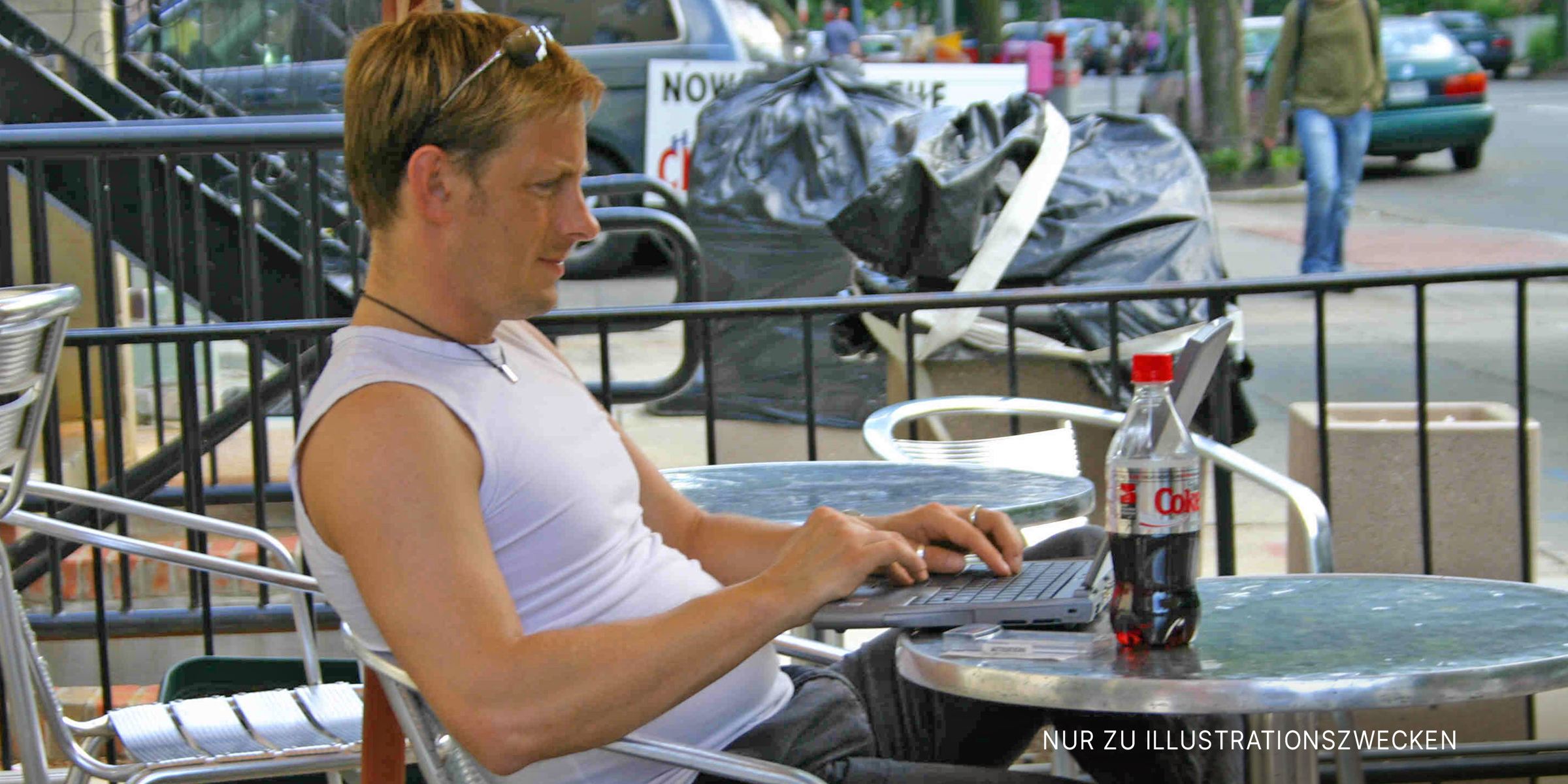 Mann am Kaffeetisch sitzend | Quelle: Flickr / Elvert Barnes (CC BY 2.0)