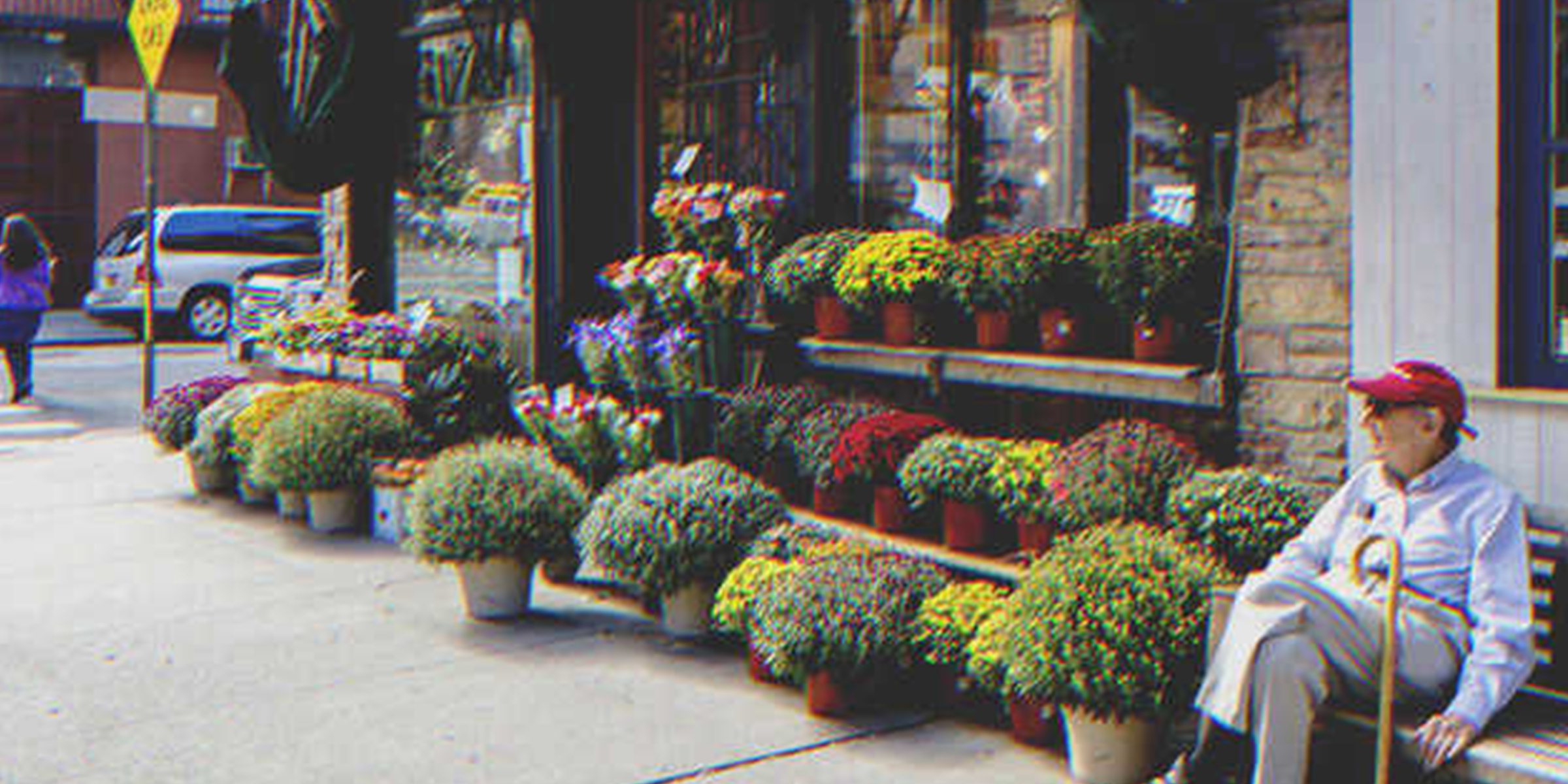 Alter Mann vor Blumenladen | Quelle: Shutterstock