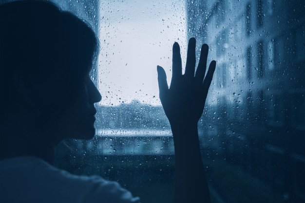 Mujer mira por la ventana. | Imagen: Freepik Mujer mira por la ventana. | Imagen: Freepik