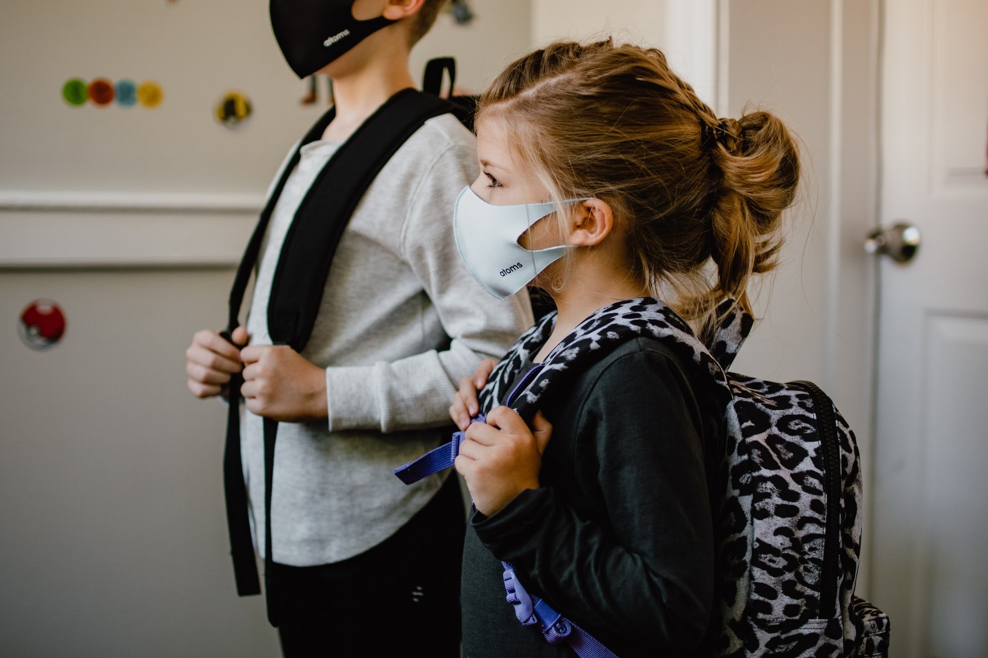 Deux enfants côte à côte arborants des masques | photo : Unsplash.com