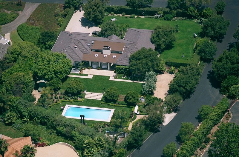 Kirk Douglas's home from the air on June 22, 2001 in Santa Barbara, California | Photo: Getty Images 