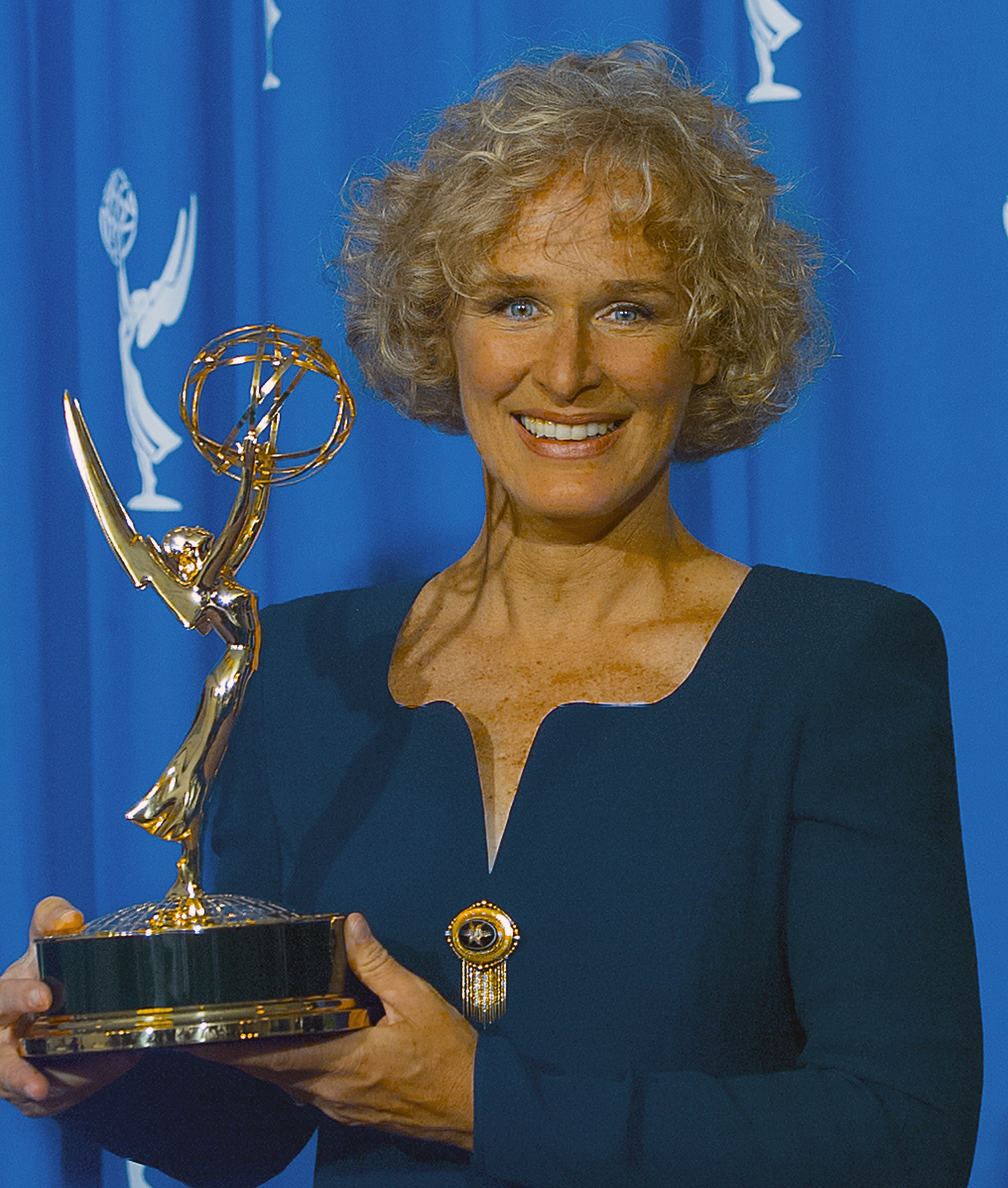 Glenn Close with her Emmy trophy in Los Angeles, California on September 10, 1995 | Source: Getty Images