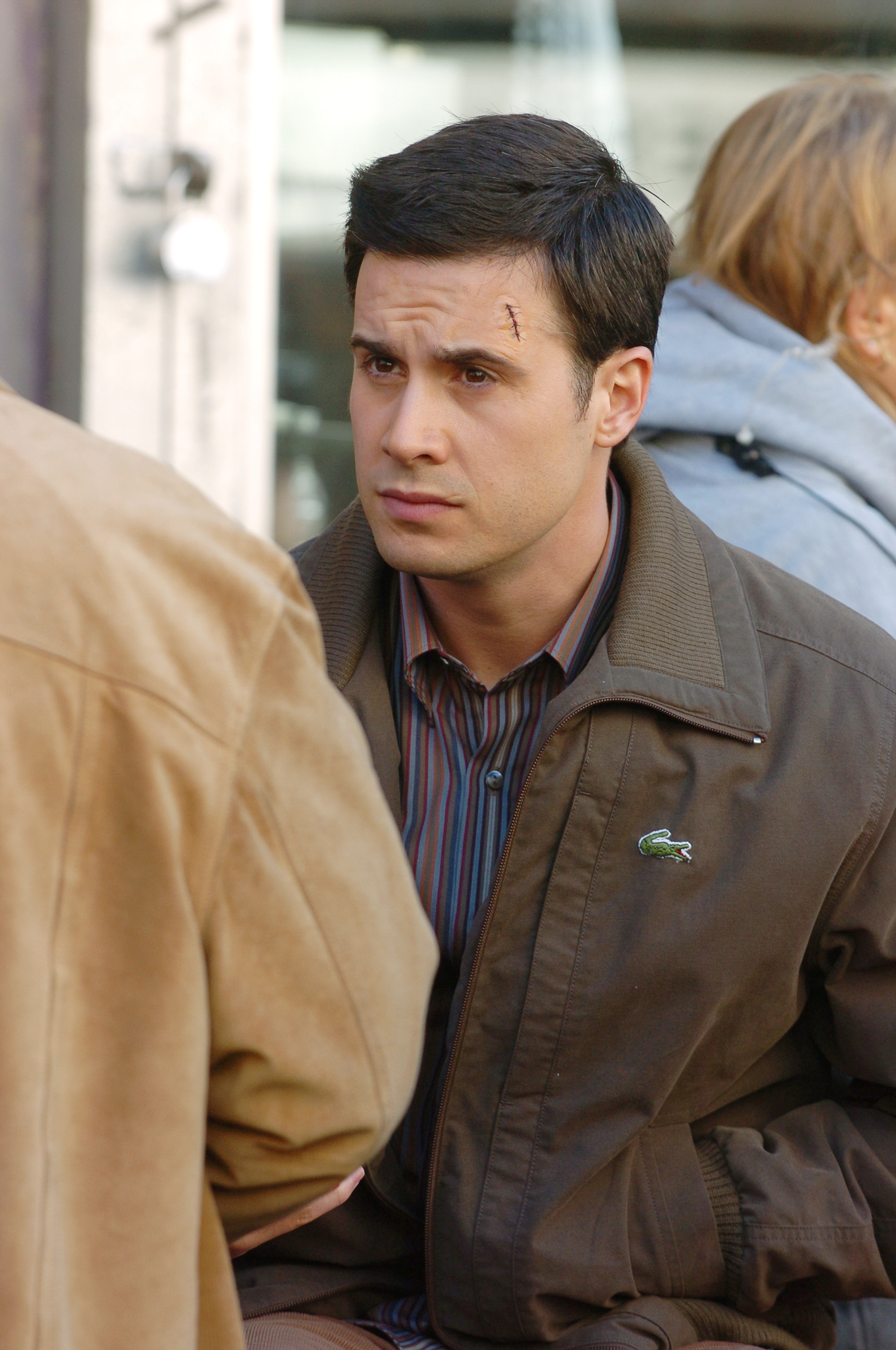 Freddie Prinze Jr. on the set of "Nailed Right In," 2004 | Source: Getty Images