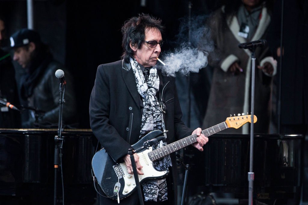Le guitariste Robin Le Mesurier se produit à l'Hommage National à Johnny Hallyday à l'Eglise De La Madeleine le 9 décembre 2017 à Paris, France | Source : GettyImages. Le guitariste Robin Le Mesurier se produit à l'Hommage National à Johnny Hallyday à l'Eglise De La Madeleine le 9 décembre 2017 à Paris, France | Source : GettyImages.