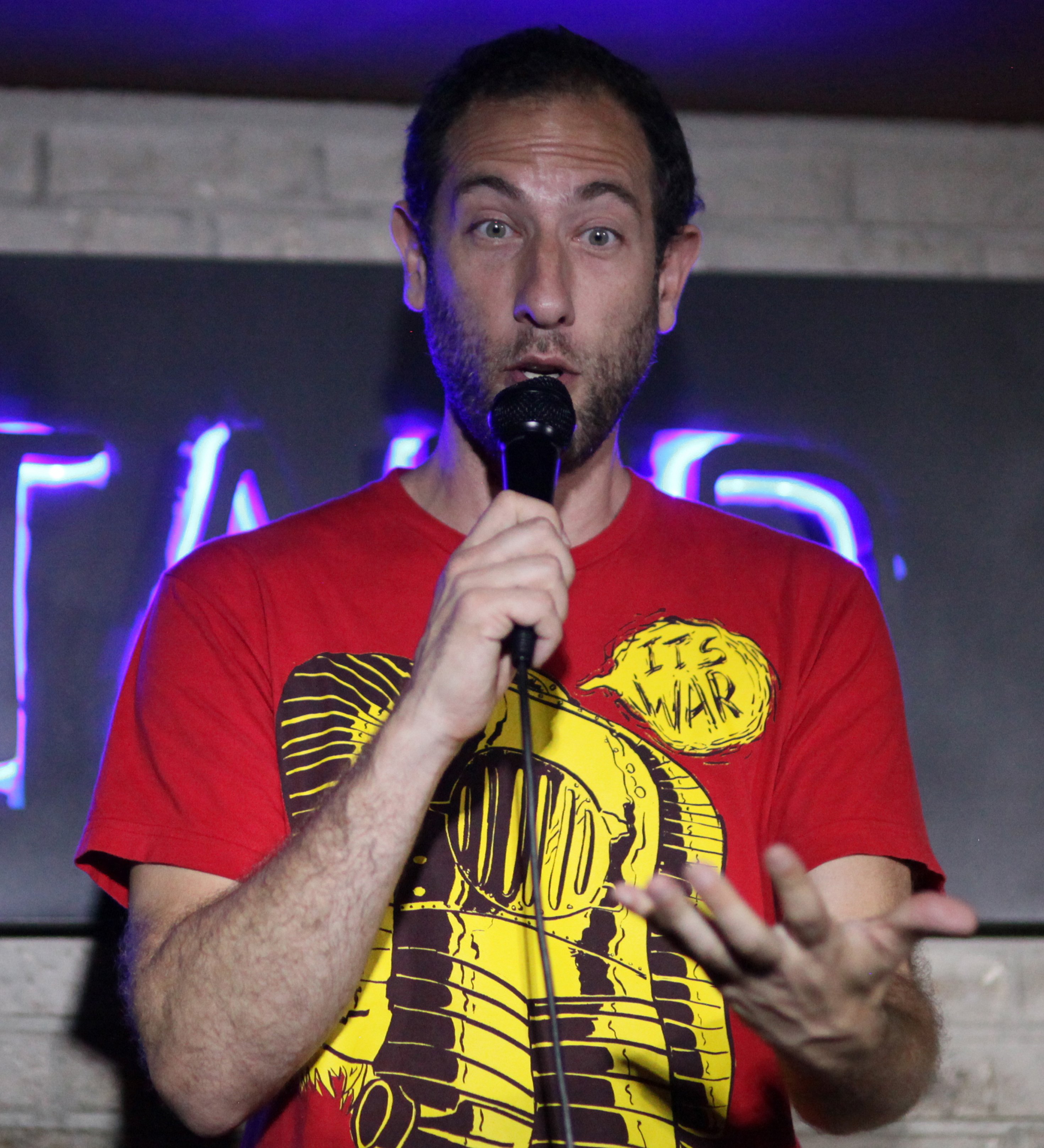 Ari Shaffir performing at The Stand on July 11, 2016 | Photo: Wikimedia/Lisa Gansky