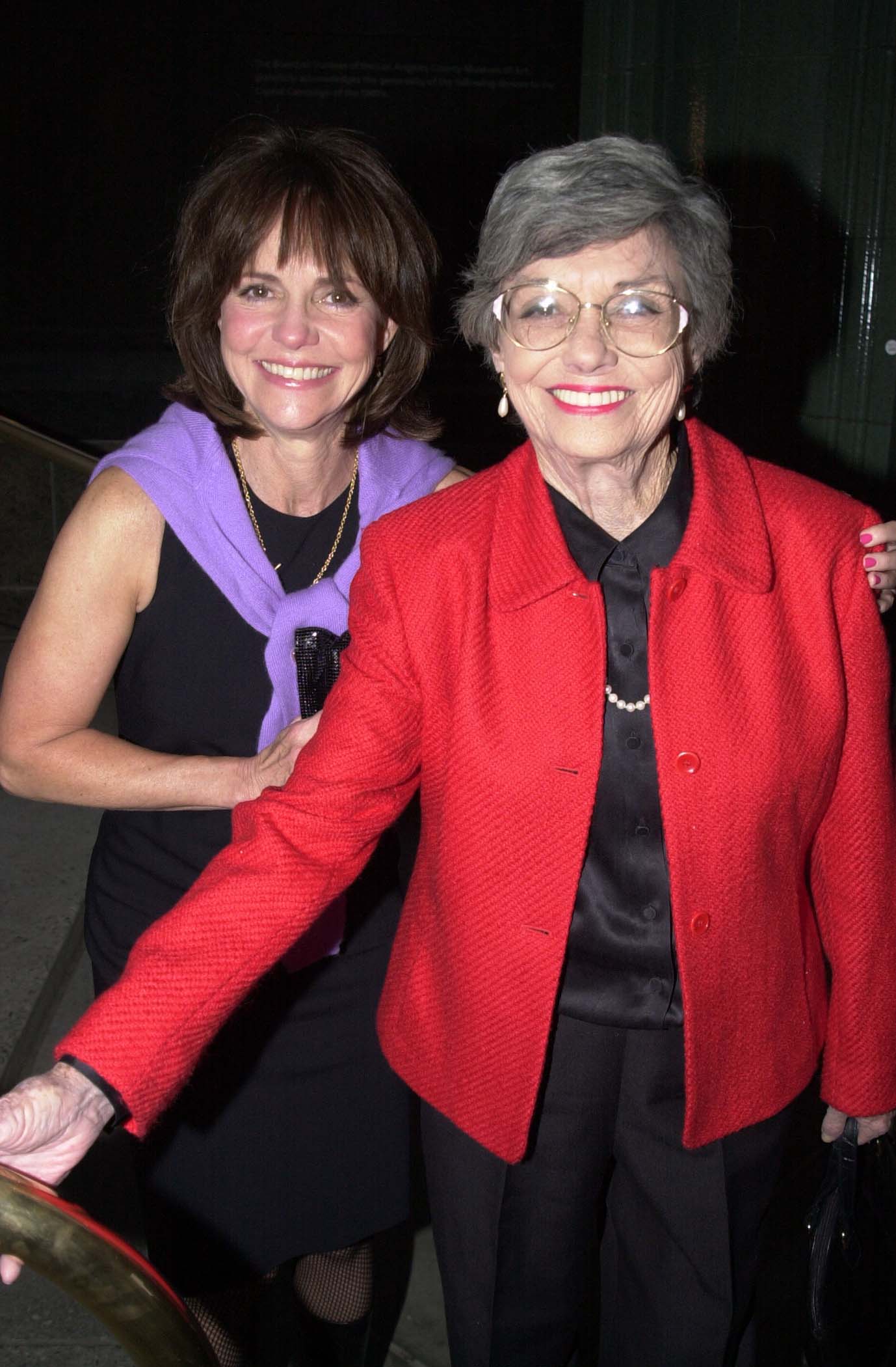 Sally Field and her mother Margaret Field attend the premiere of the movie, "Beautiful" on September 25, 2000 ┃Source: Getty Images