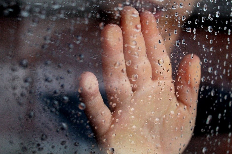 La mano de un hombre sobre el vidrio de una ventana lleno de gotas de agua. | Foto: Pixabay La mano de un hombre sobre el vidrio de una ventana lleno de gotas de agua. | Foto: Pixabay