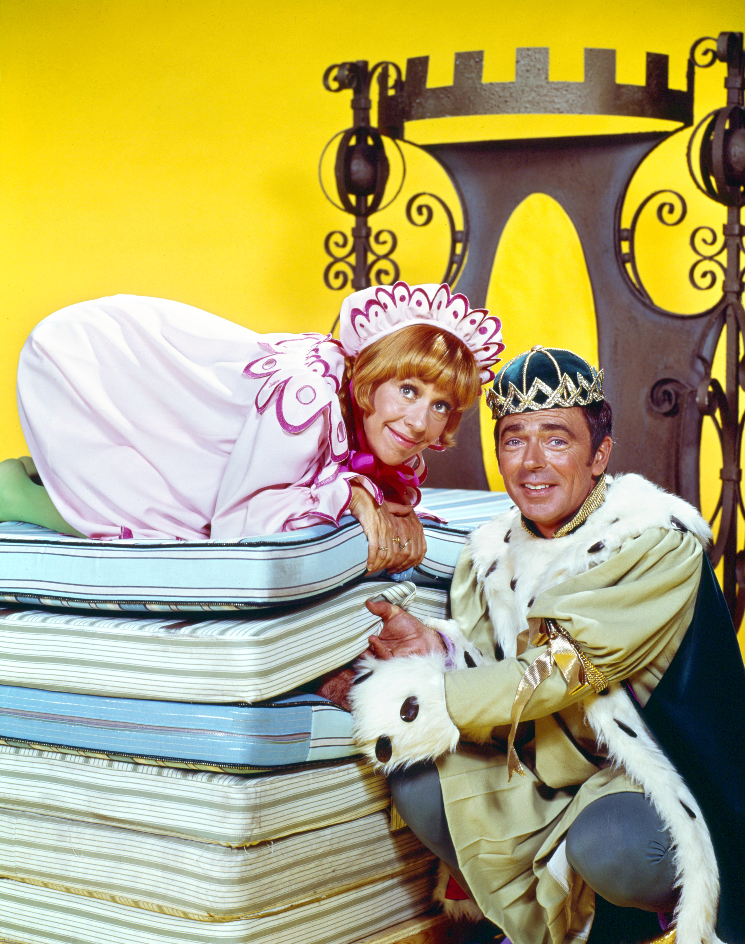Carol Burnett (as Princess Winnifred Woebegone) and Ken Berry (as Dauntless the Drab) in the musical comedy special "Once Upon A Mattress" aired on December 12, 1972 | Source: Getty Images