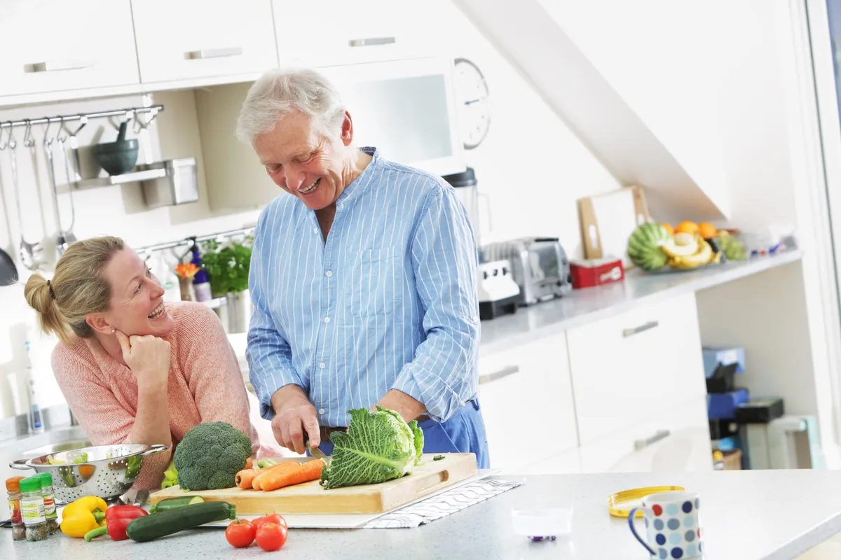 Un couple faisant la cuisine. | Photo : Getty Images