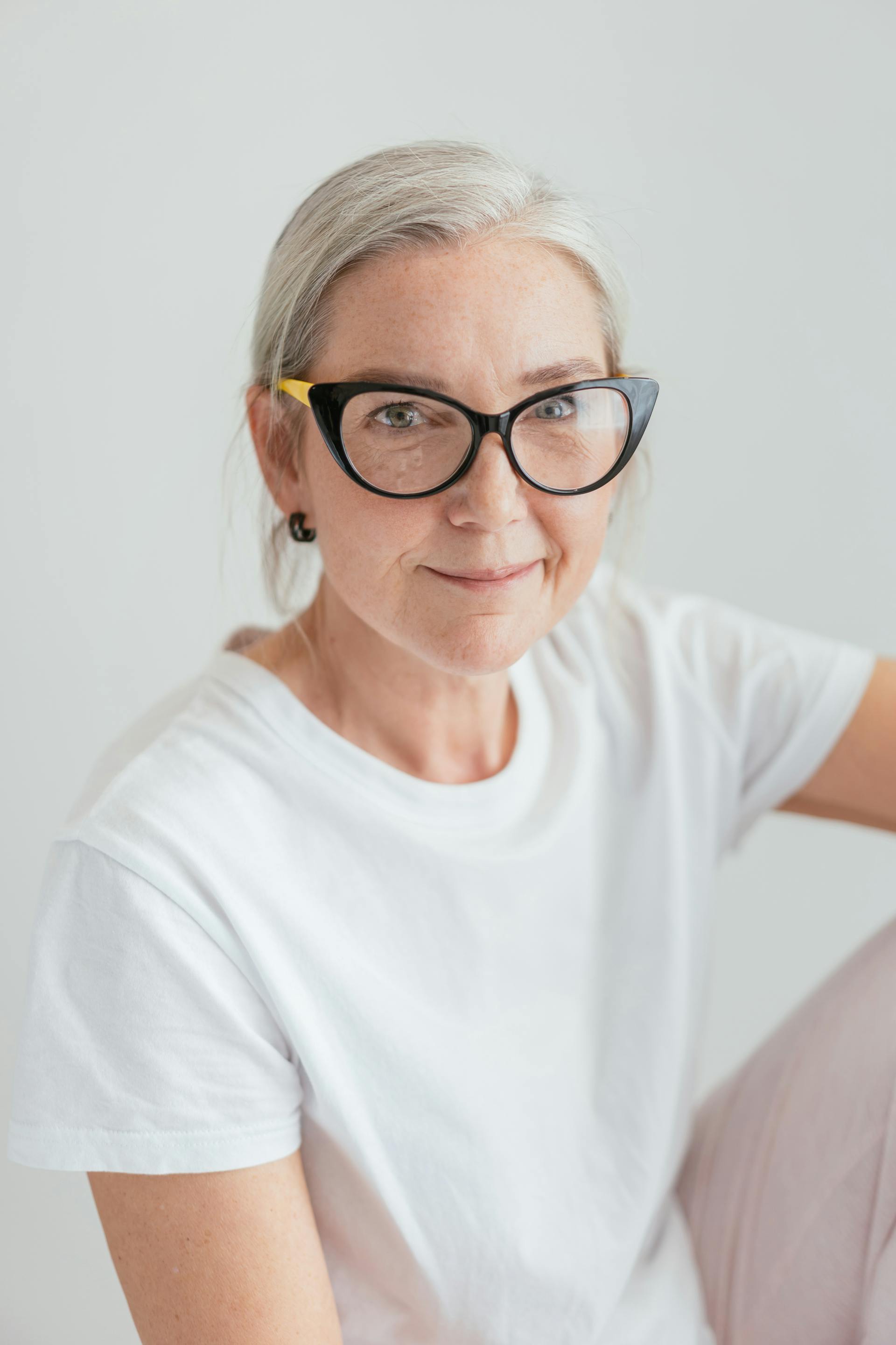 A smiling older woman wearing glasses | Source: Pexels