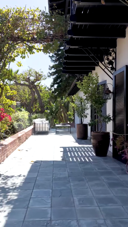 A glimpse of the outdoor spaces reveals easy and calming this home feels. | Source: Instagram/weahomes