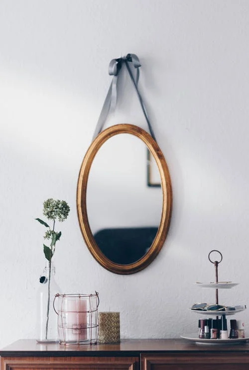 A mirror on the wall. | Photo: Pexel