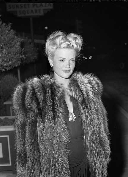 L'actrice Simone Simon pose dans une rue de Los Angeles, Californie. | Photo : Getty Images L'actrice Simone Simon pose dans une rue de Los Angeles, Californie. | Photo : Getty Images