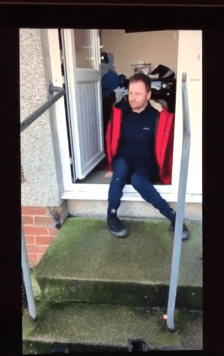 Kenneth rampant de sa maison | Photo: Facebook/Angela Murphy