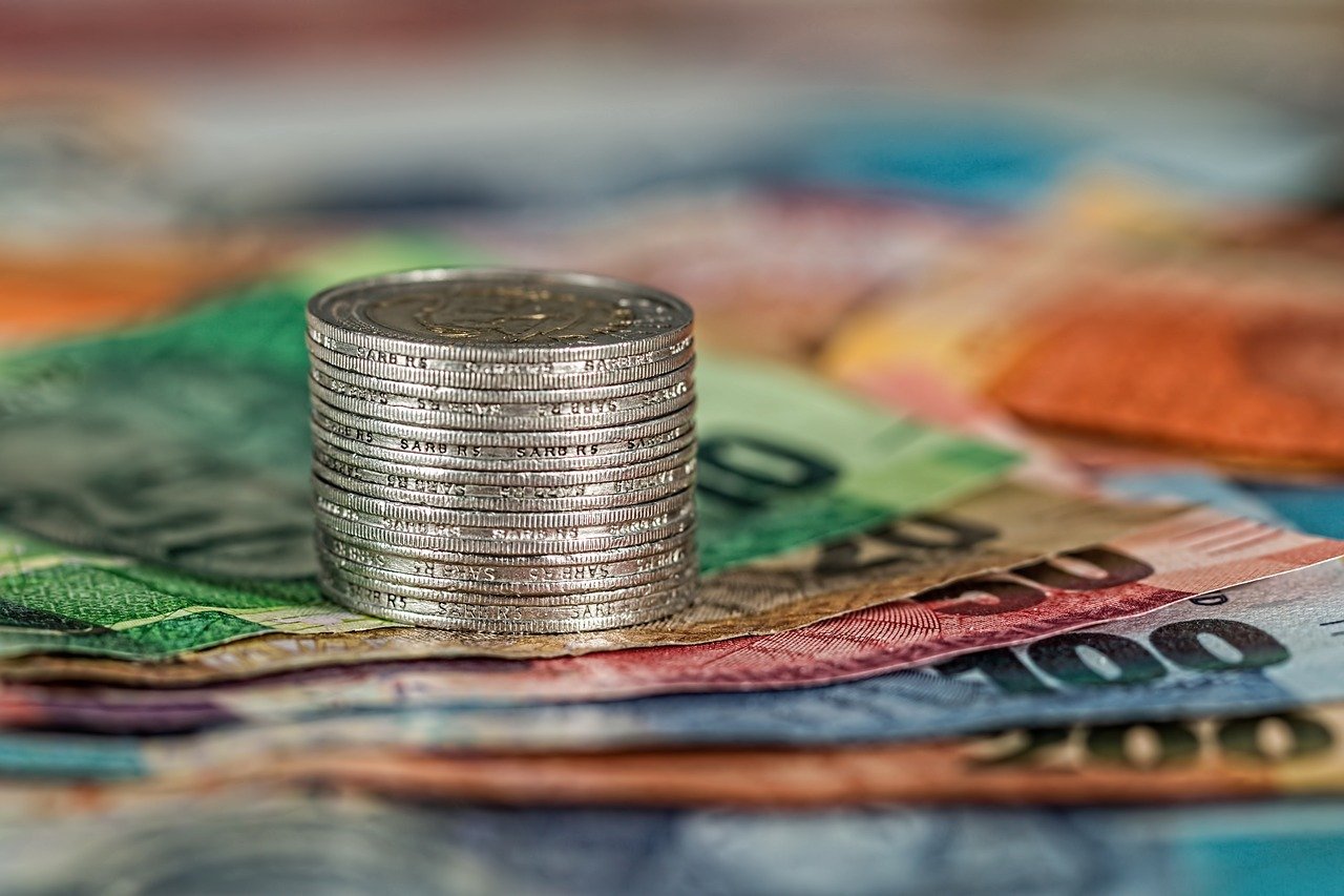 Billetes y monedas. | Foto: Pixabay