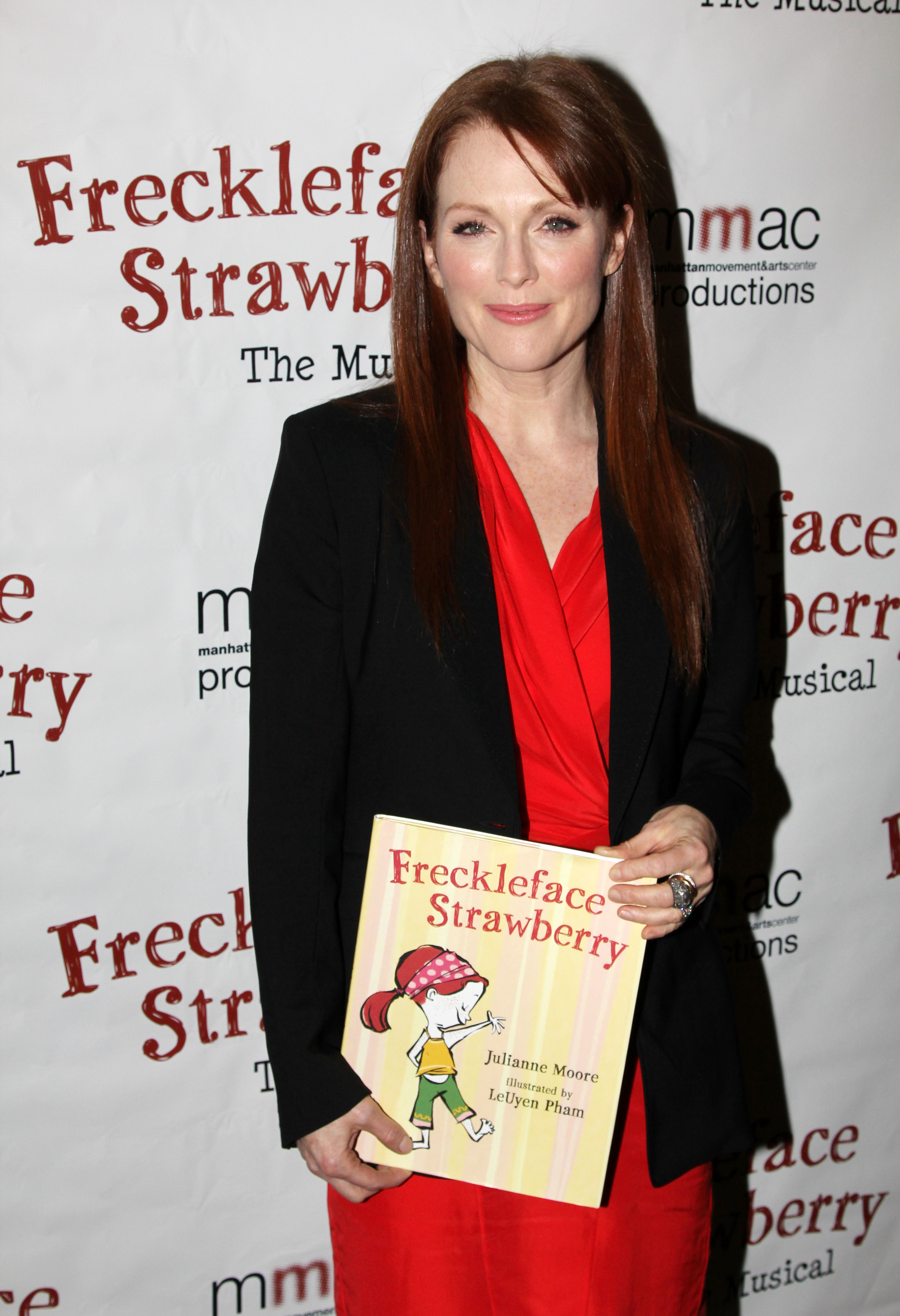 Julianne Moore attends the "Freckleface Strawberry the Musical" & "PETER PANtomime" benefit performances at the Manhattan Movement & Arts Center on December 10, 2011, in New York City | Source: Getty Images