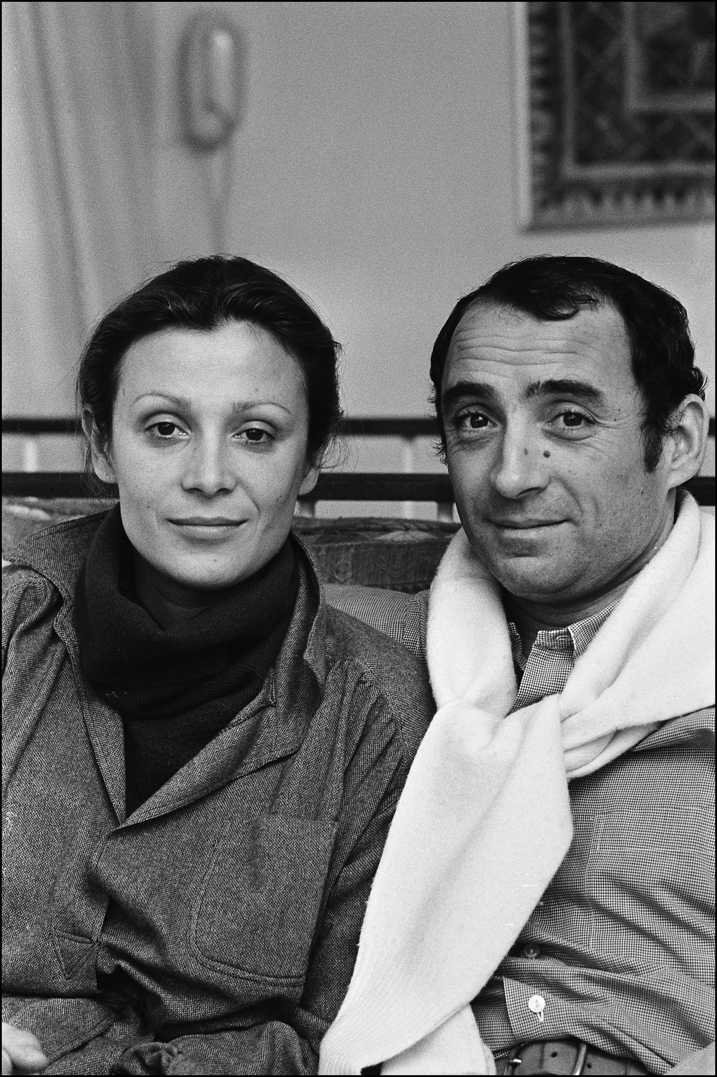 Portrait de Claude Brasseur et sa femme Michèle Cambon, en 1974. | Photo : Getty Images