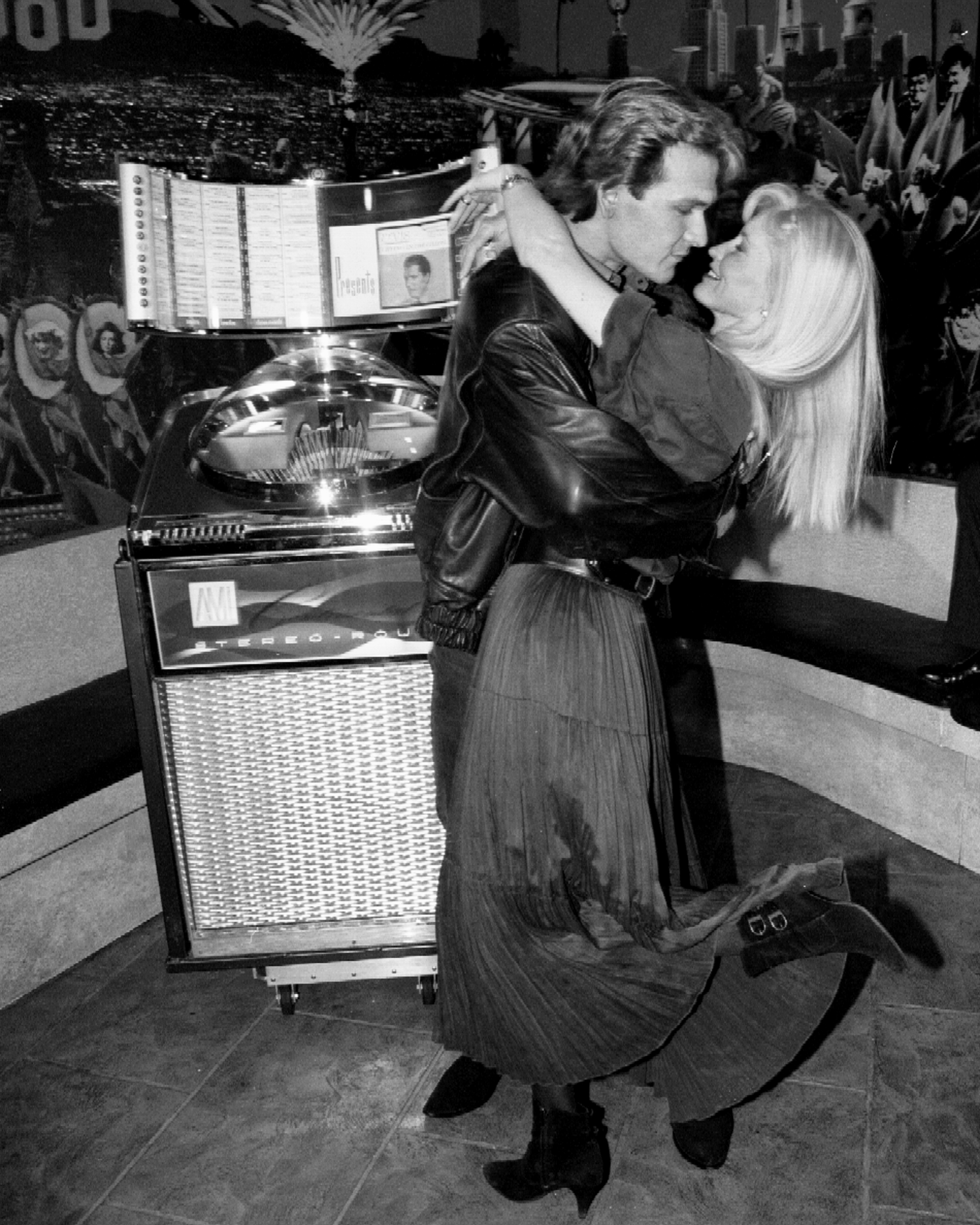 Patrick Swayze and Lisa Niemi at Planet Hollywood on April 10, 1992 | Source: Getty Images