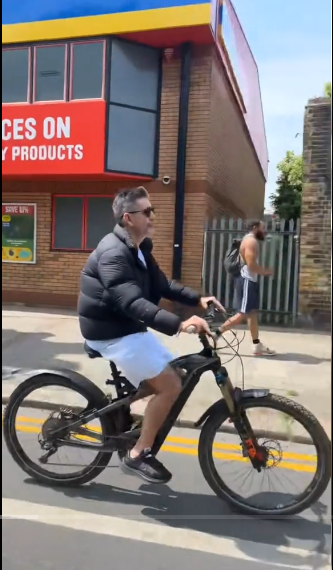 Simon Cowell spotted by fans while riding him electric bike in Central London from a video posted on June 22, 2025 | Source: Tiktok/@plus44unrulyfluffy