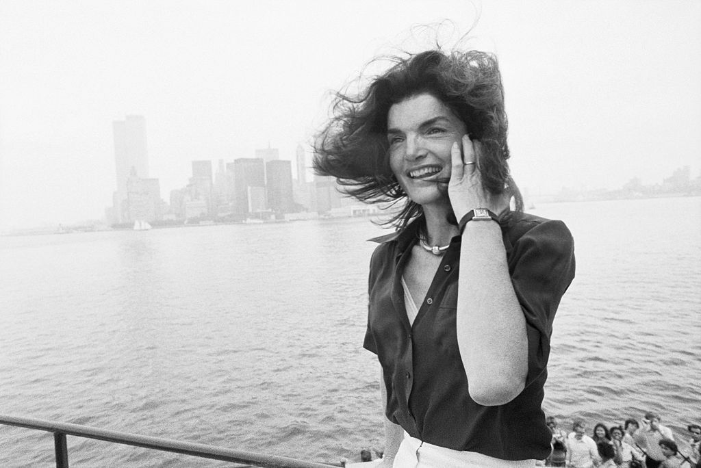 Jacqueline Kennedy Onassis at the New York Harbor as she returns to the Big Apple from Staten Island on July 31, 1976 | Source: Getty Images
