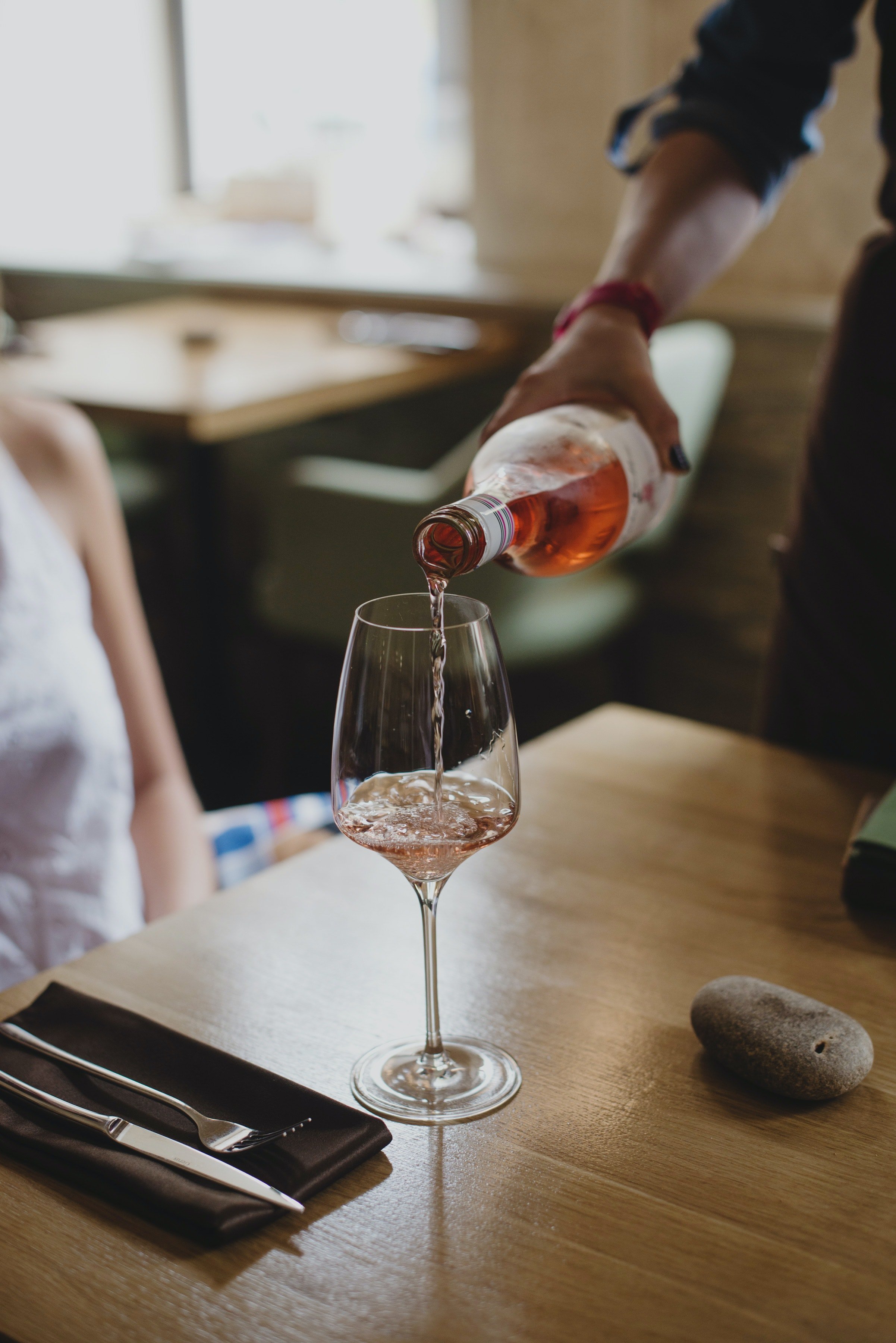 Paul fainted after drinking the wine | Photo: Pexels