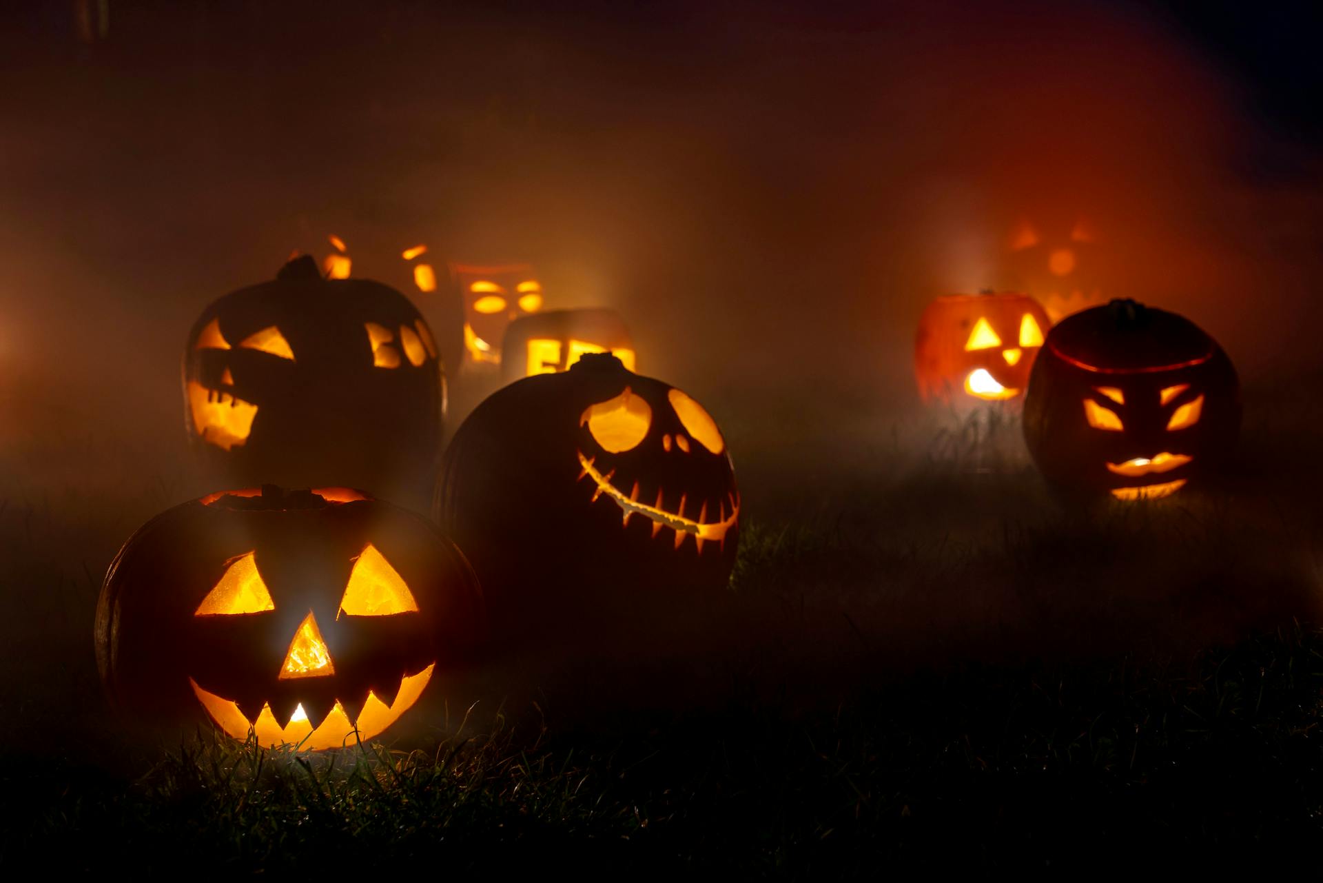 Spooky Halloween jack-o'-lanterns | Source: Pexels