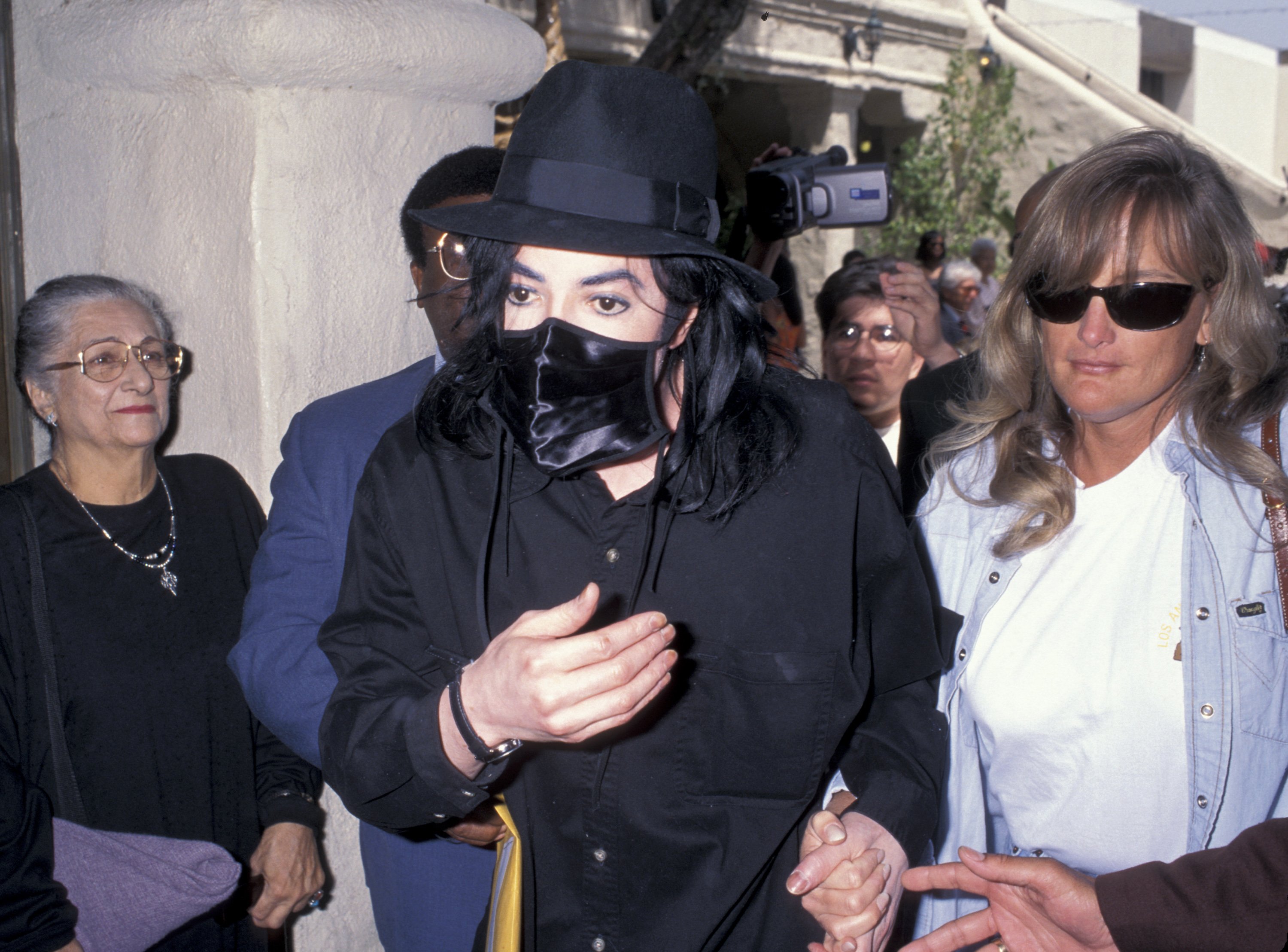 Michael Jackson and Debbie Rowe, at the Closing Performance of Play "Sisterella" in  April 28, 1996. | Source: Getty Images