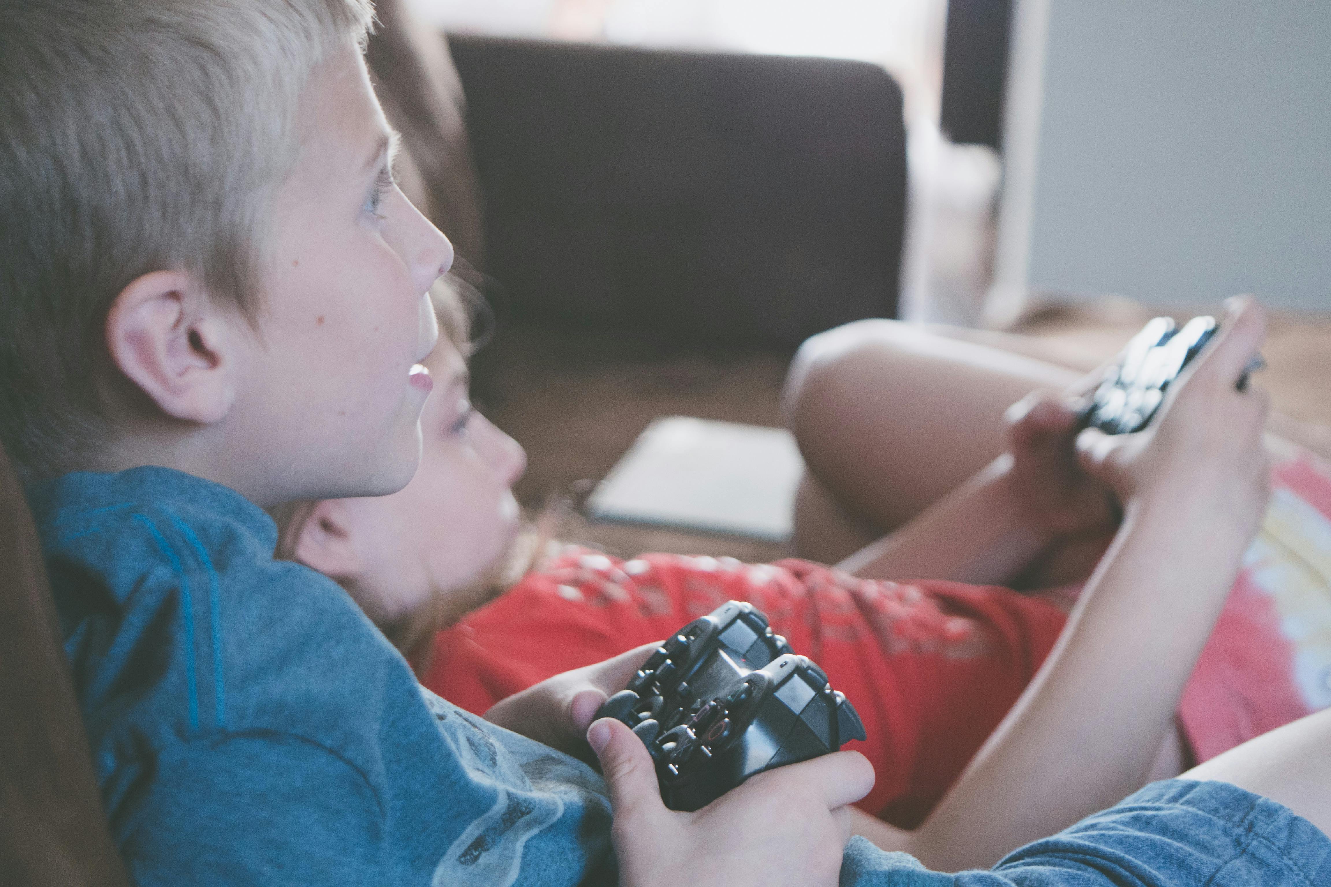 Kids play a video game | Source: Pexels