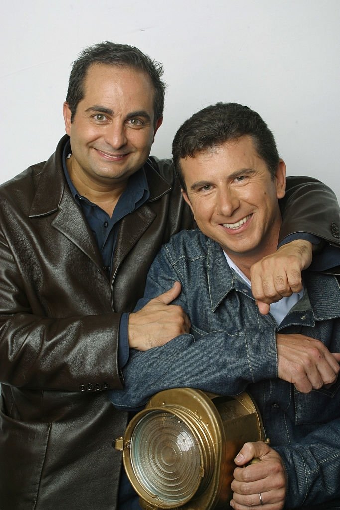 Portrait du duo de présentateurs de TF1, Pascal Bataille et Laurent Fontaine. | Photo : Getty Images