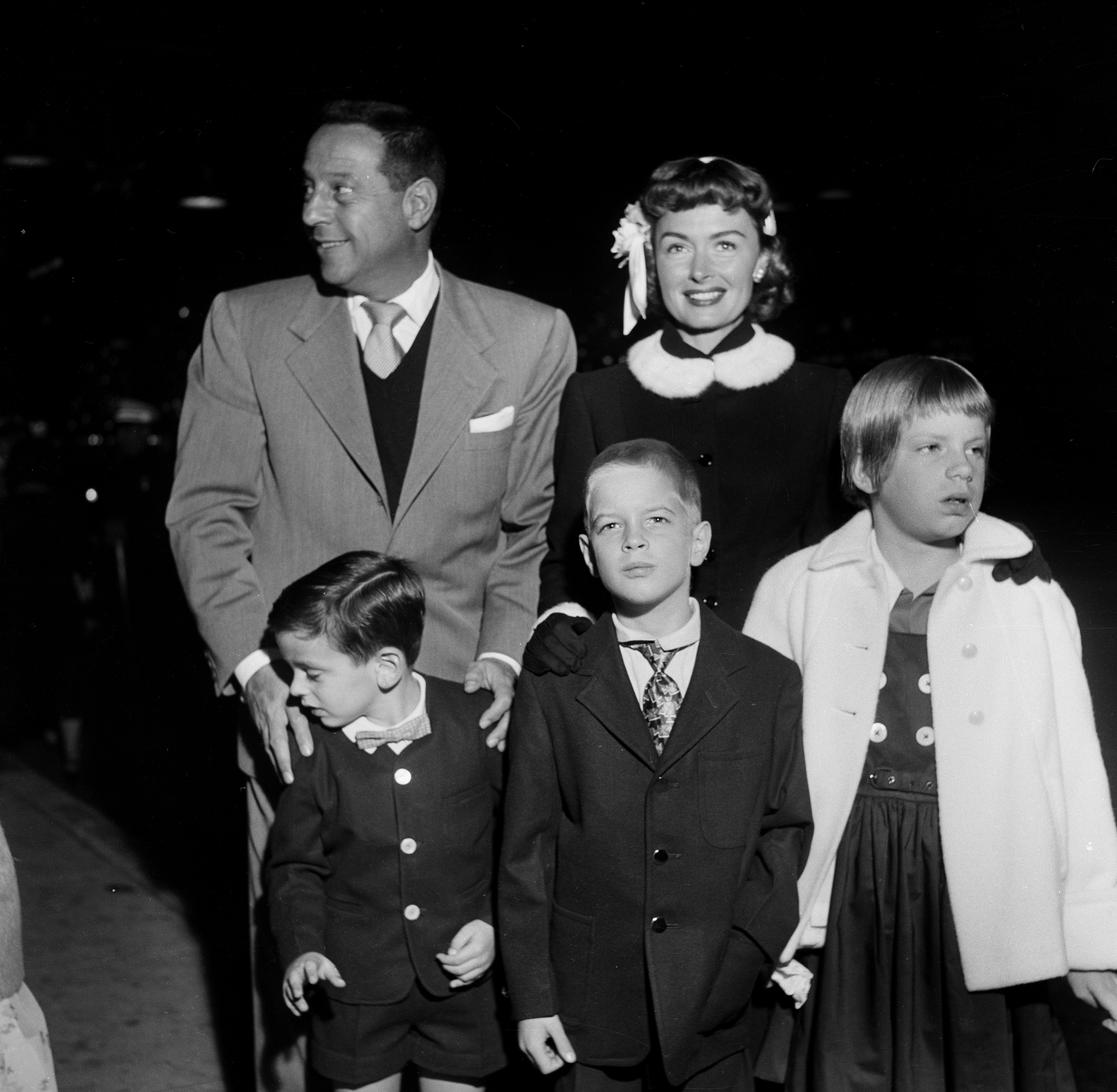 Actress Donna Reed with husband Tony Owens attend a premiere with their kids Timmy, 5, Tony Jr., 7, and Penny, 8, in Los Angeles, California, on December 18, 1954, | Source: Getty Images