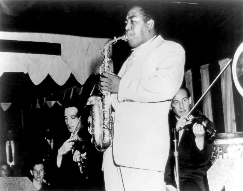 American jazz saxophonist Charlie Parker performing, with a string section, New York City, 1949. | Photo: Getty Images