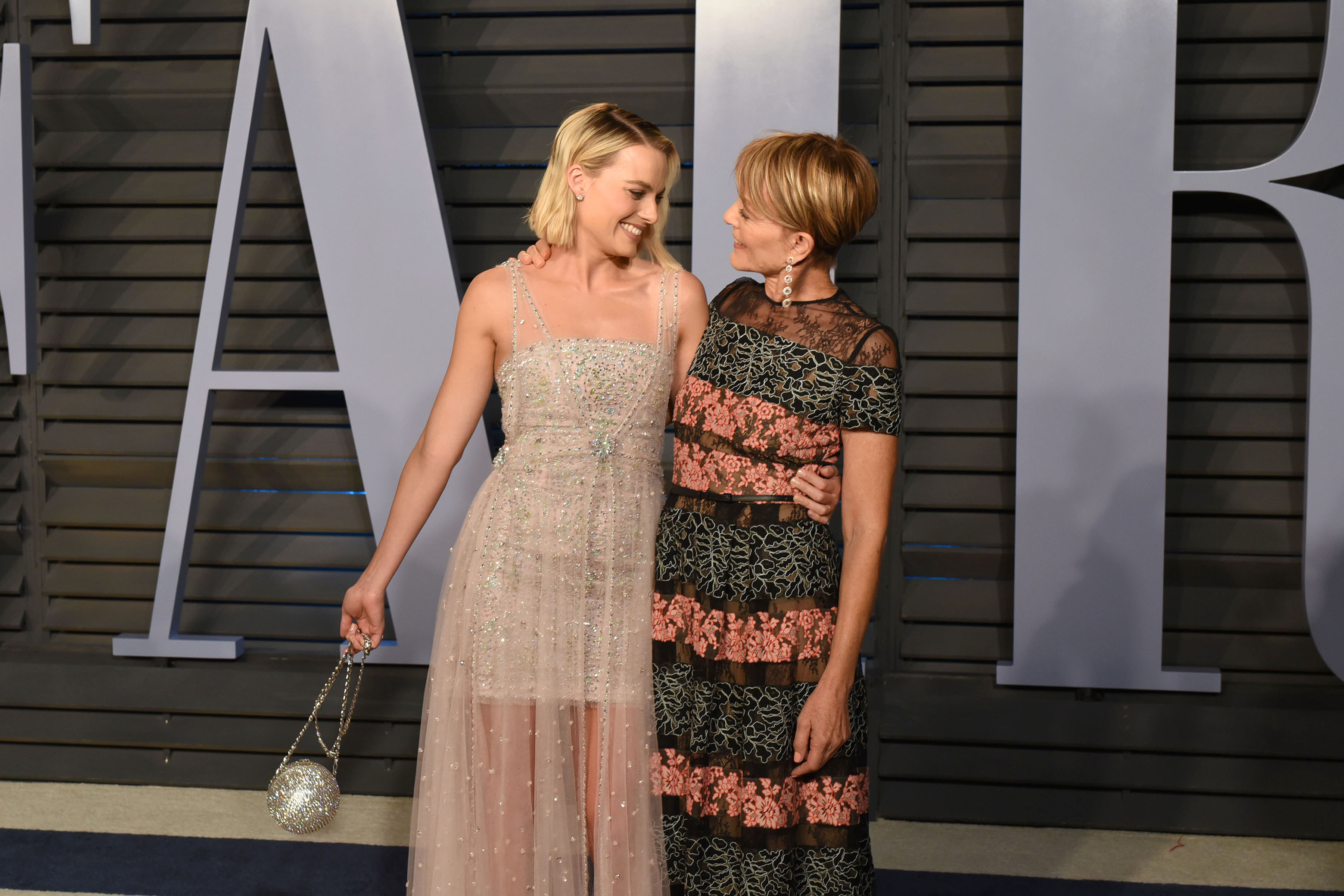 Margot and her mother look incredibly alike. At this event, they attended the Vanity Fair Oscar Party Hosted By Radhika Jones at Wallis Annenberg Center for the Performing Arts on March 4, 2018, in Beverly Hills, California. | Source: Getty Images