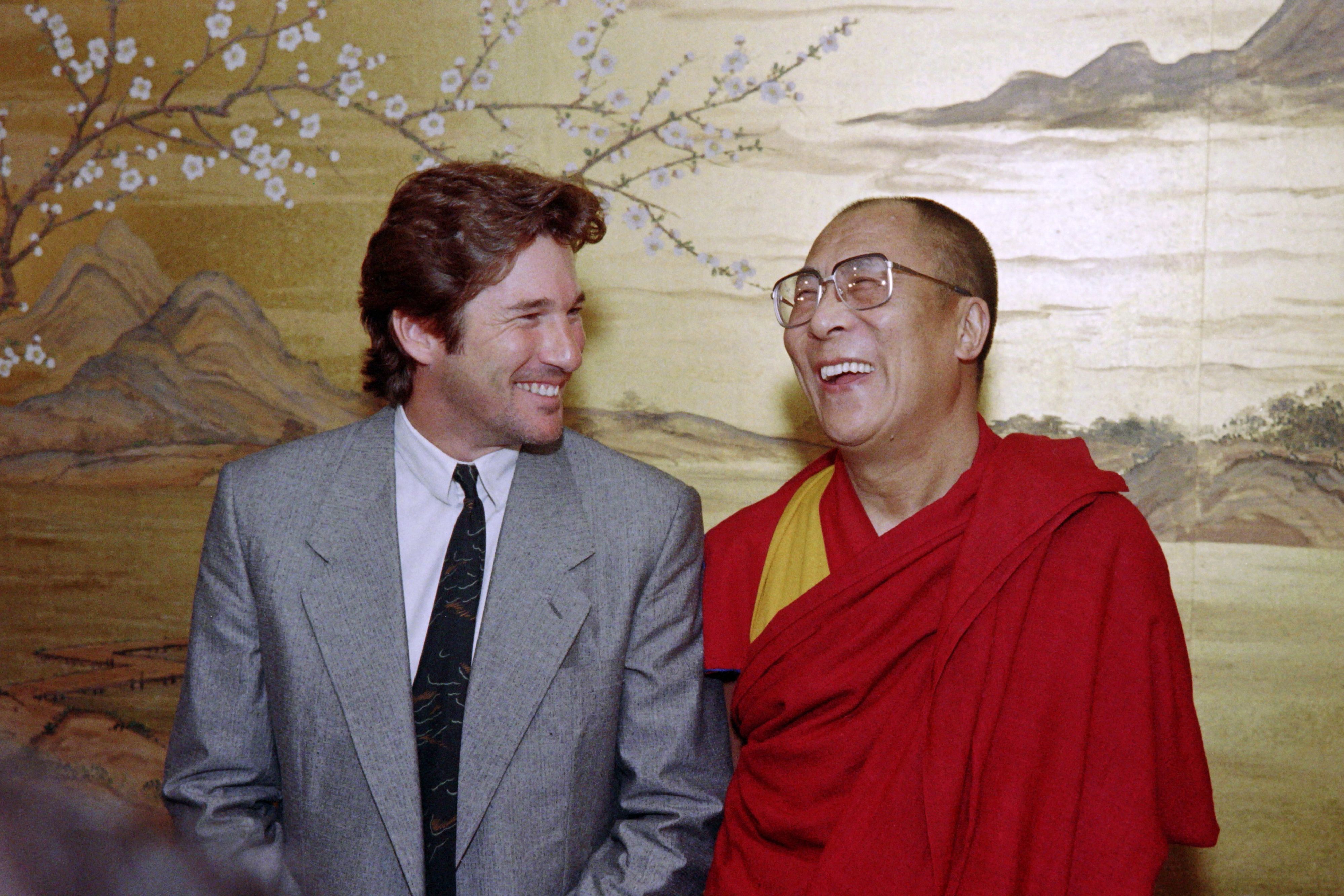 Richard Gere and the Dalai Lama photographed together in New York City on September 28, 1987 | Source: Getty Images