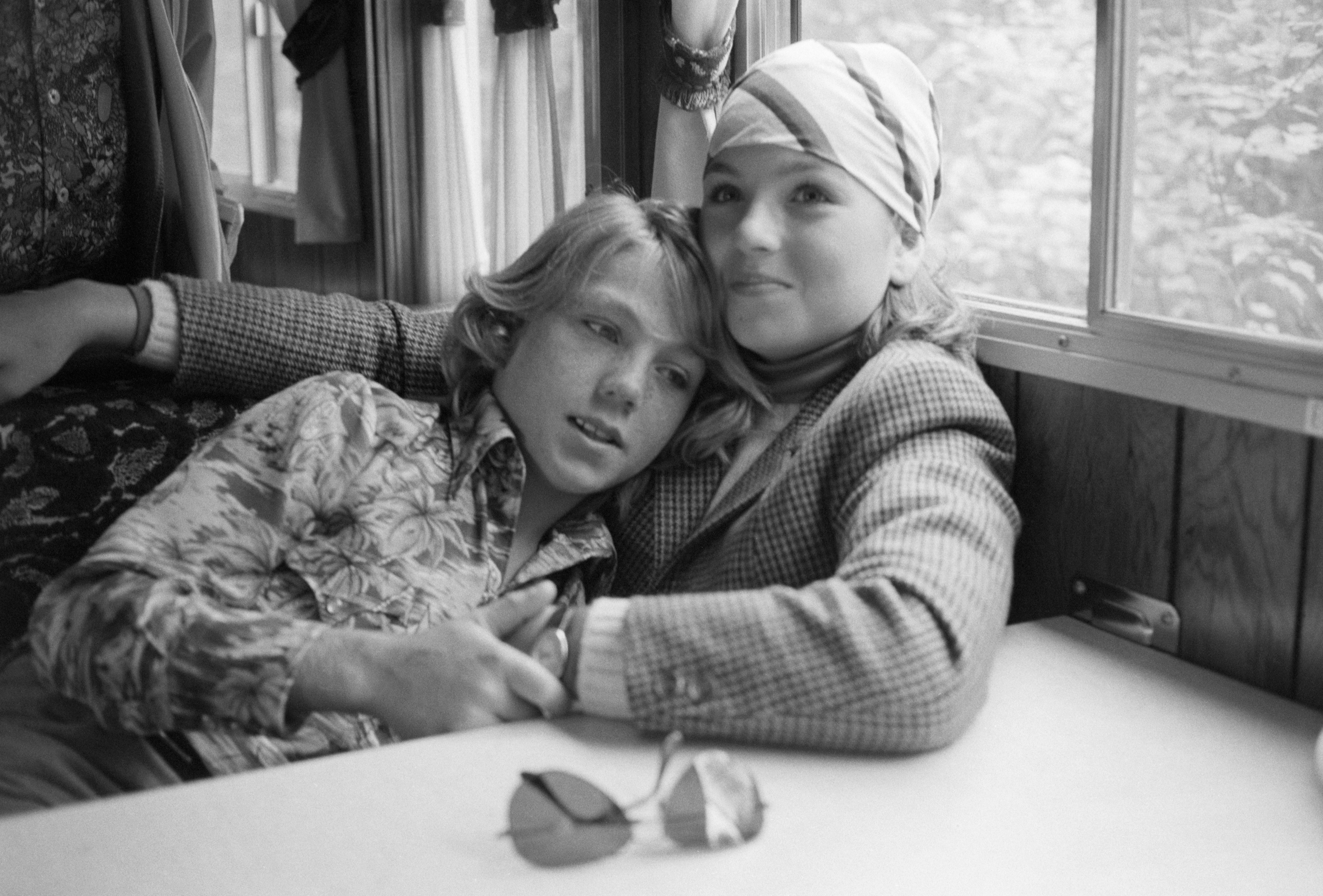 Griffin O'Neal, 12, leans on shoulder of sister Tatum O'Neal during visit to her mobile dressing room, circa 1977 | Source: Getty Images