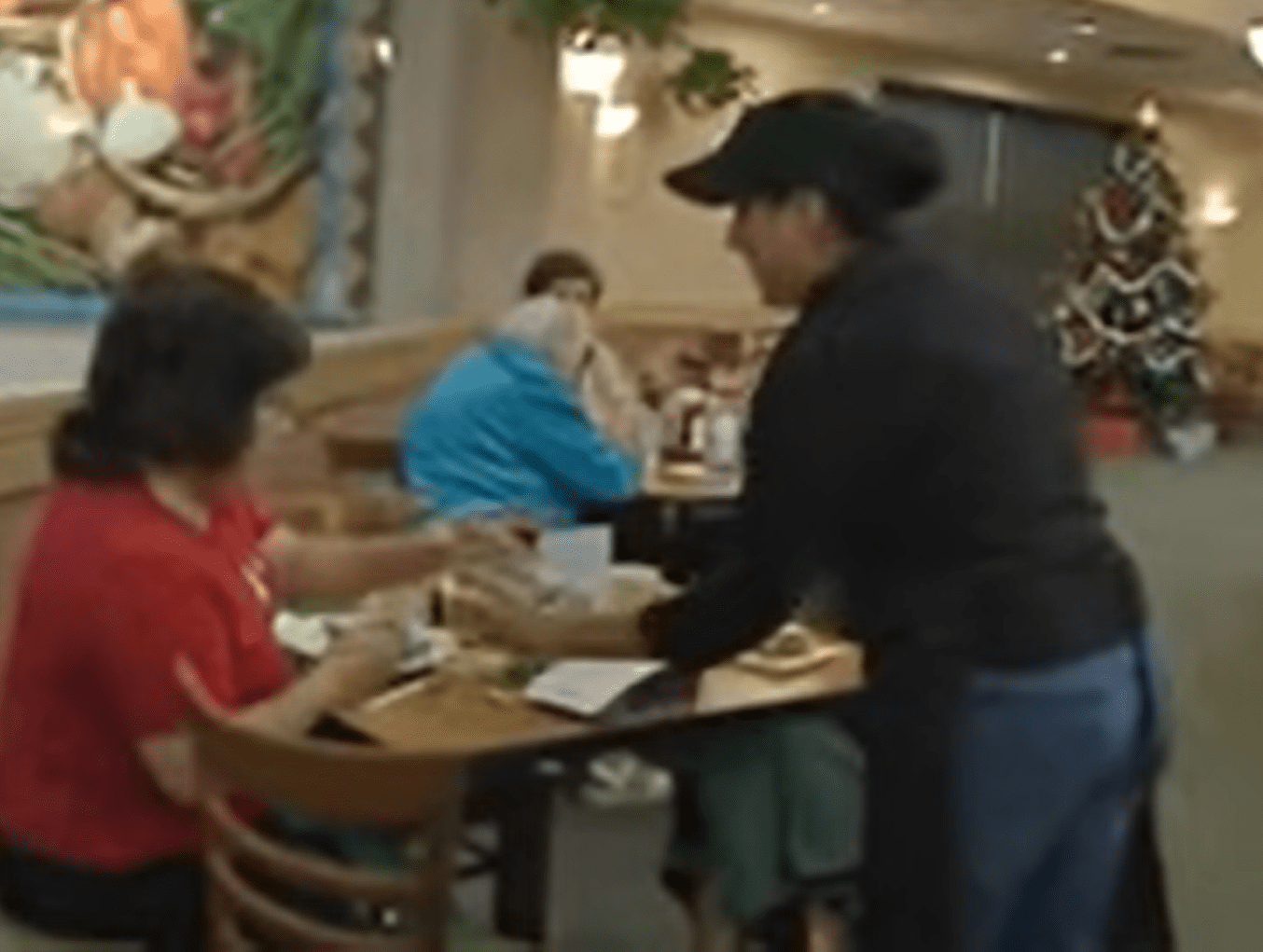 Melina Salazar working at  Luby's.┃Source:youtube.com/newsreporter 