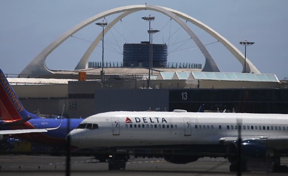 A Delta plane taxis at Los Angeles International Airport on July 12, 2018, in Los Angeles, California. | Photo: Getty Images