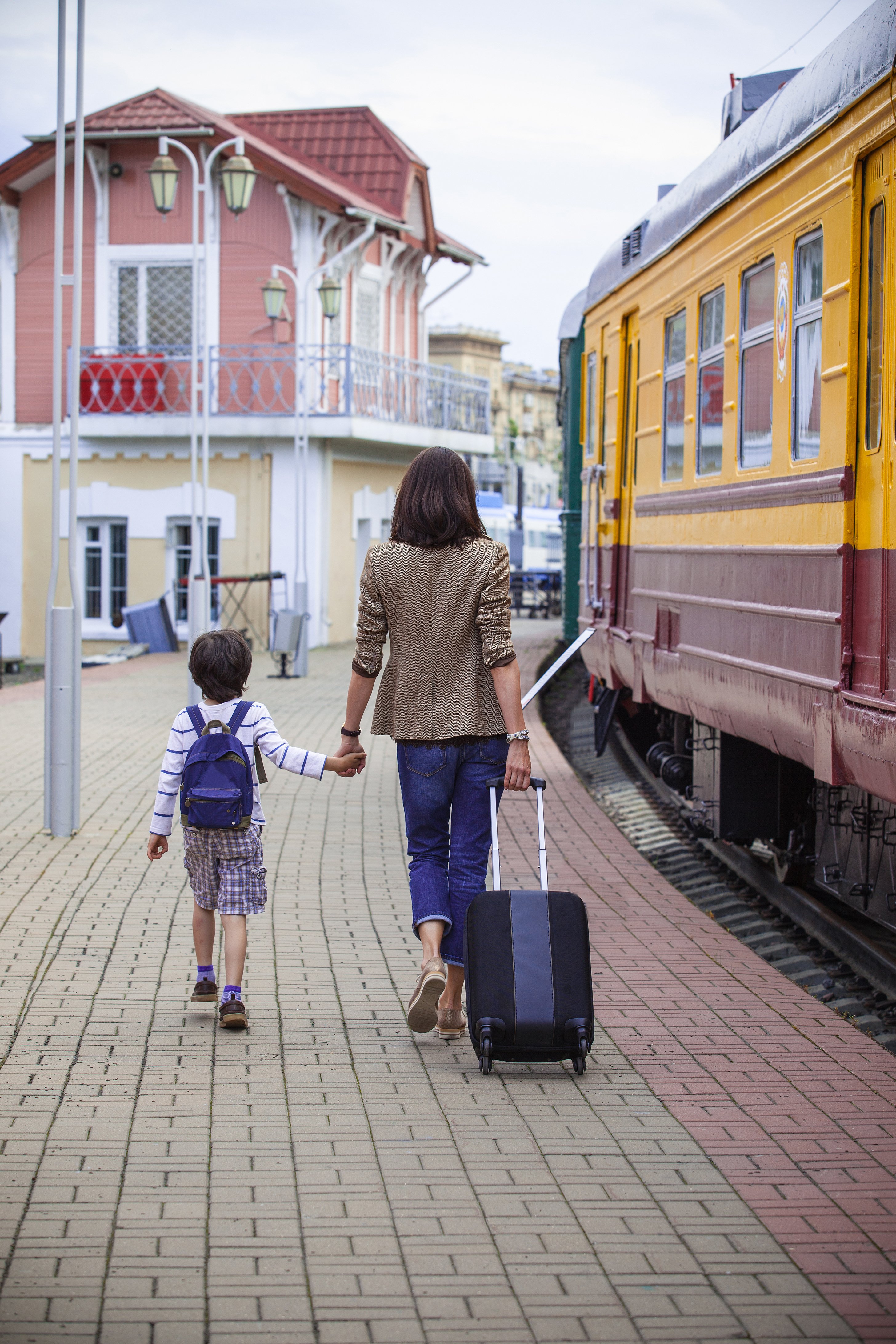 Madre e hijo en estación de trenes. | Foto: Shutterstock