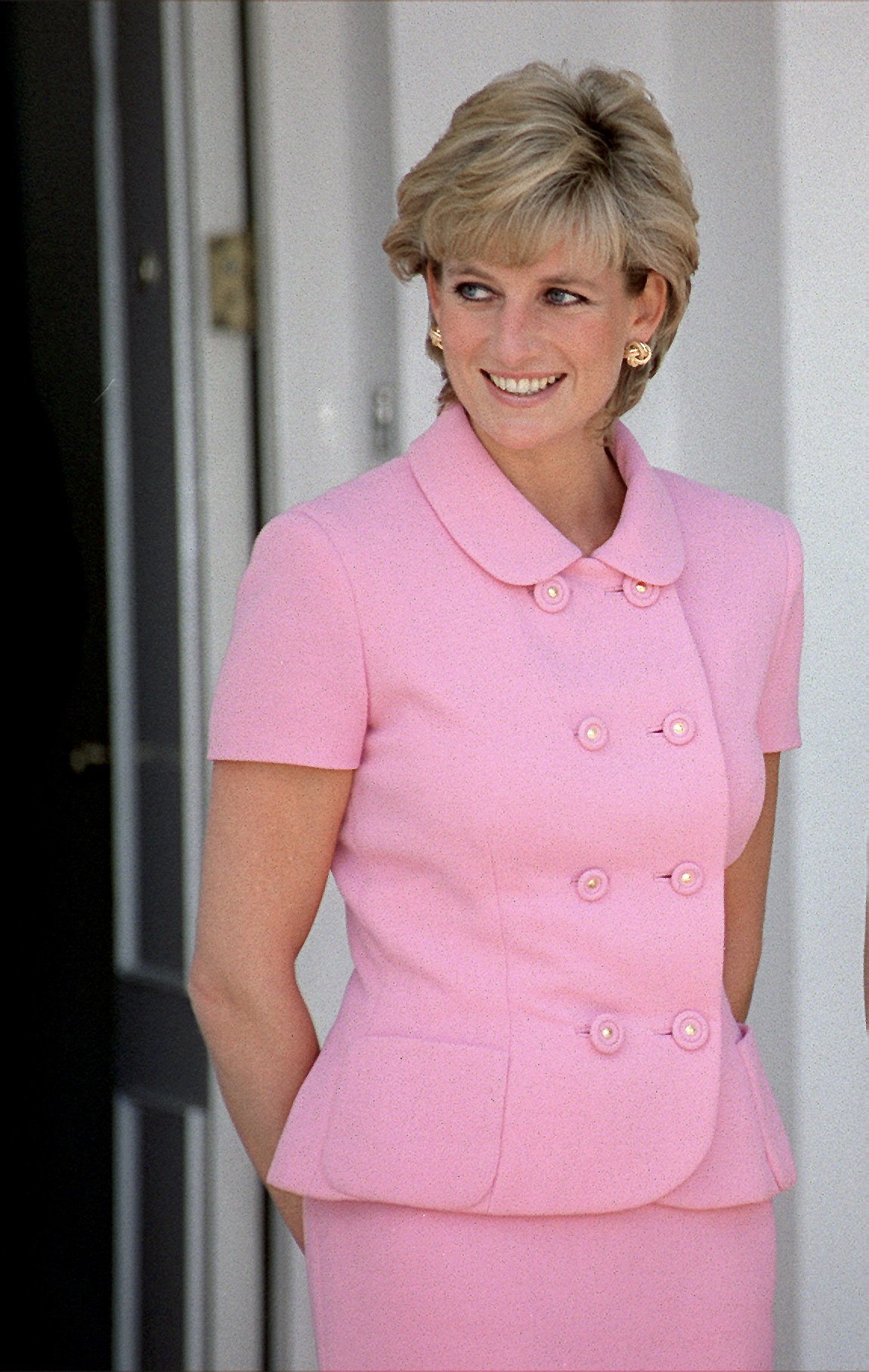 Im Bild: Die verstorbene Prinzessin Diana lächelt in einem passenden rosa Outfit in Argentinien | Quelle: Getty Images