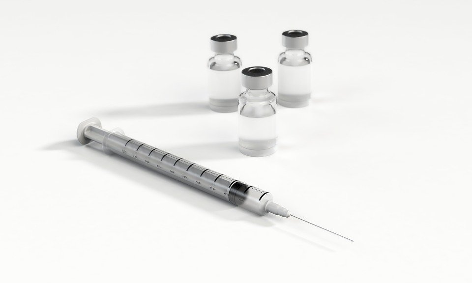A photo of vaccines and a syringe. | Photo: Pixabay