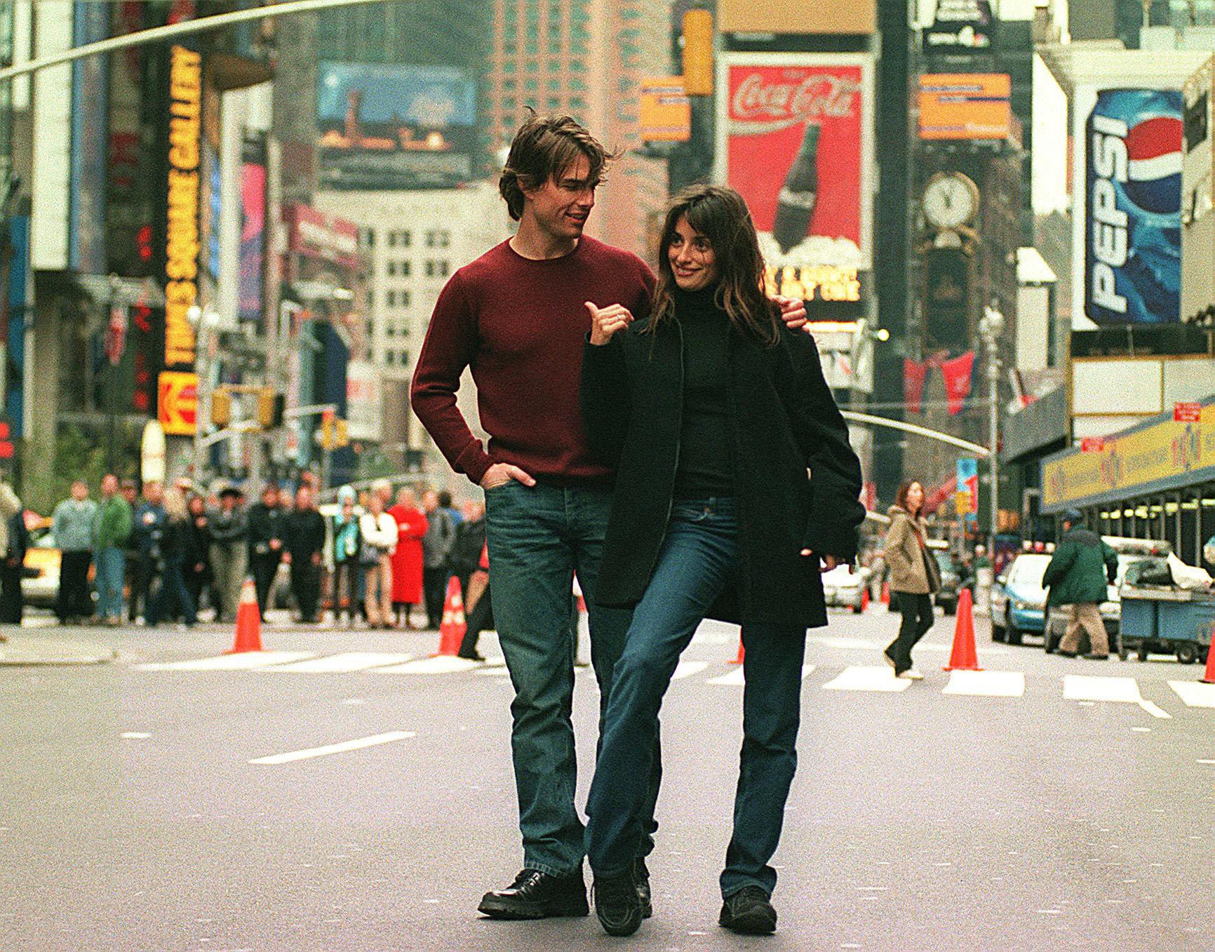 Tom Cruise and Penelope Cruz film a scene of their new movie, Vanilla Sky, in New York's Times Square November 12, 2000. | Source: Getty Images