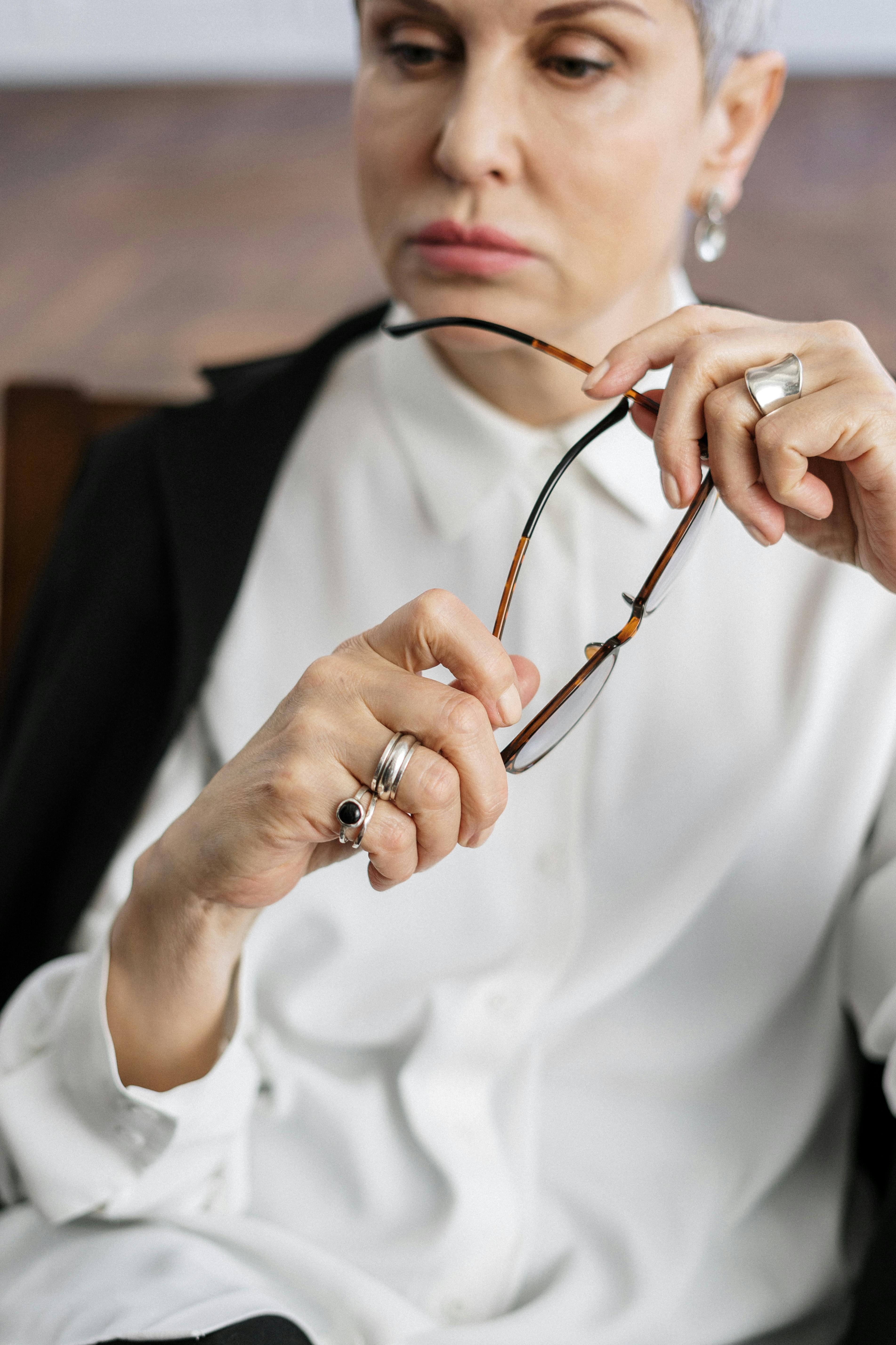 A worried older woman thinking | Source: Pexels