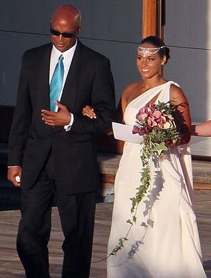 Singer, Alicia Keys being escorted down the aisle by her father, Craig Cook | Photo: Wikimedia Commons