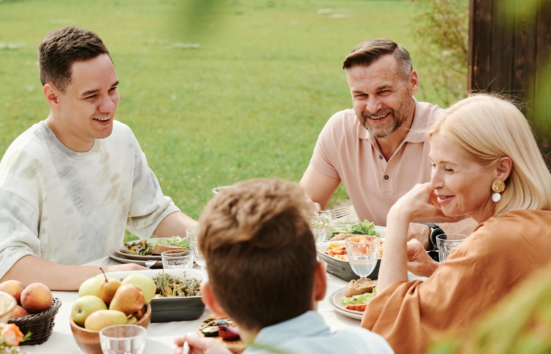 Family members dining outdoors | Source: Pexels