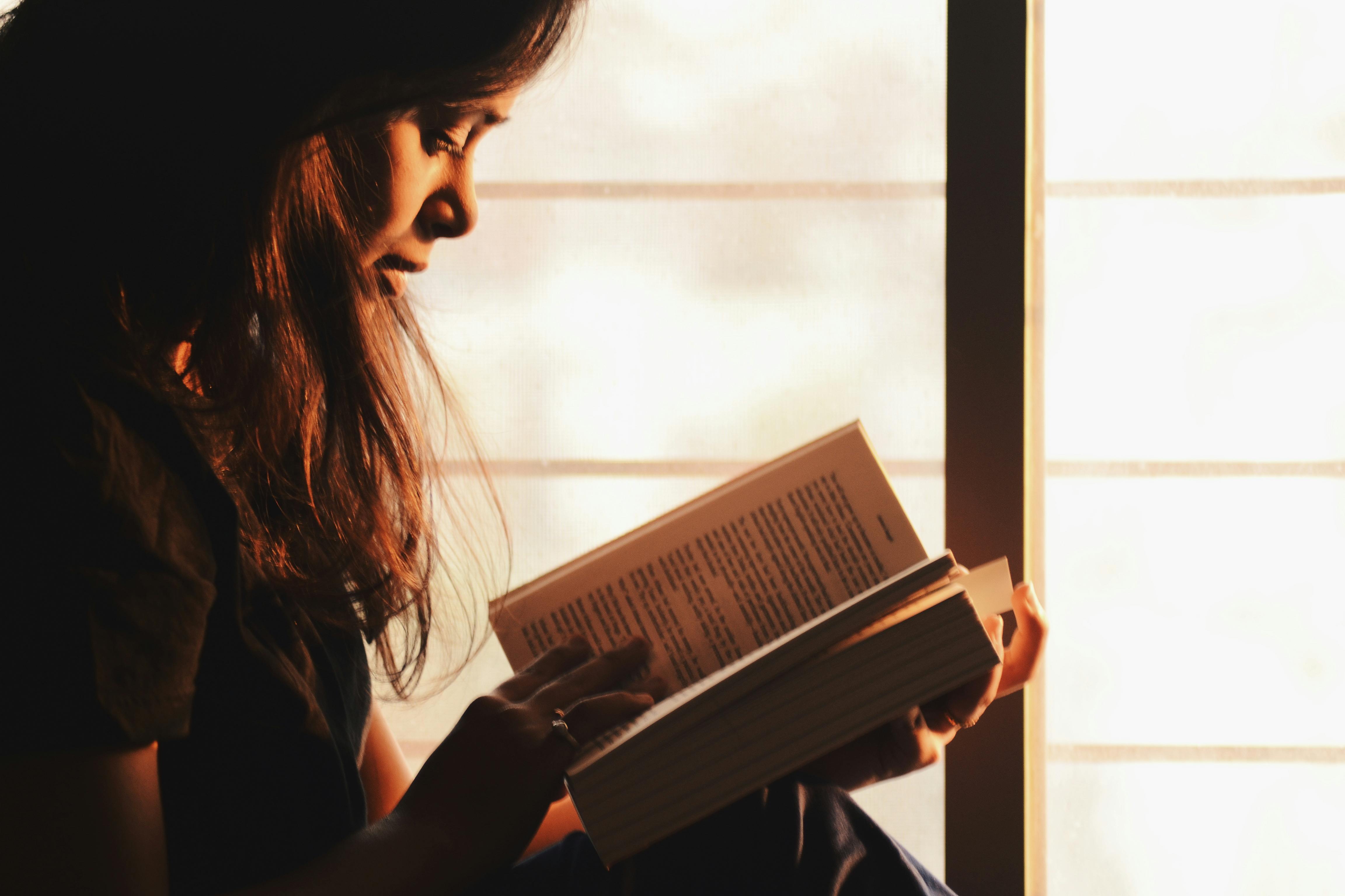 A young woman reading a book | Source: Rahul Shah on Pexels