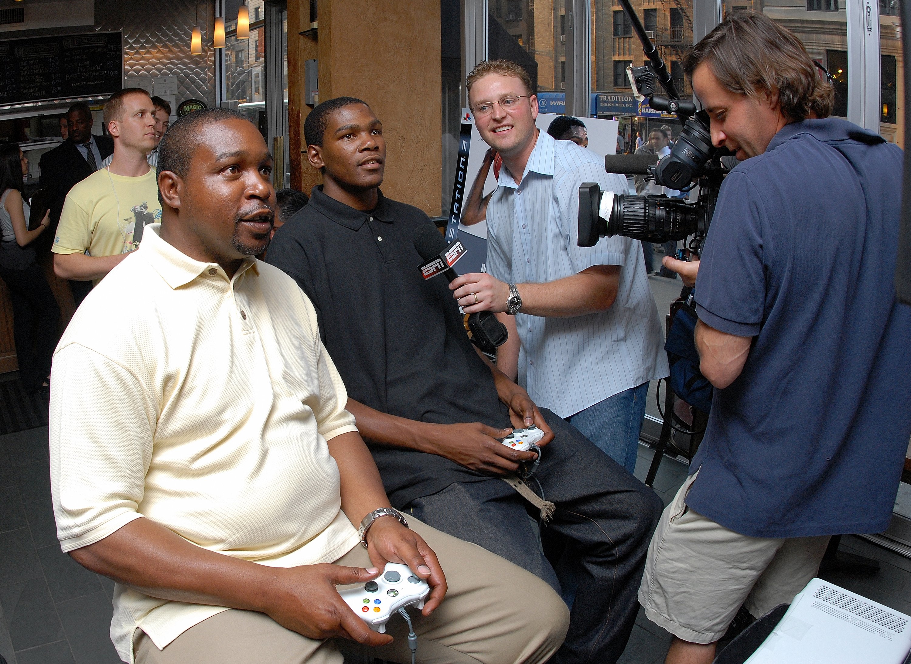 Wayne Pratt (solda) ve Kevin Durant (sağda), 26 Haziran 2007'de New York City'de EA Sports sponsorluğunda yeni oyunun lansmanını yapan bir etkinlikte NBA Live 08 oynayarak becerilerini test ediyor |  Kaynak: Getty Images