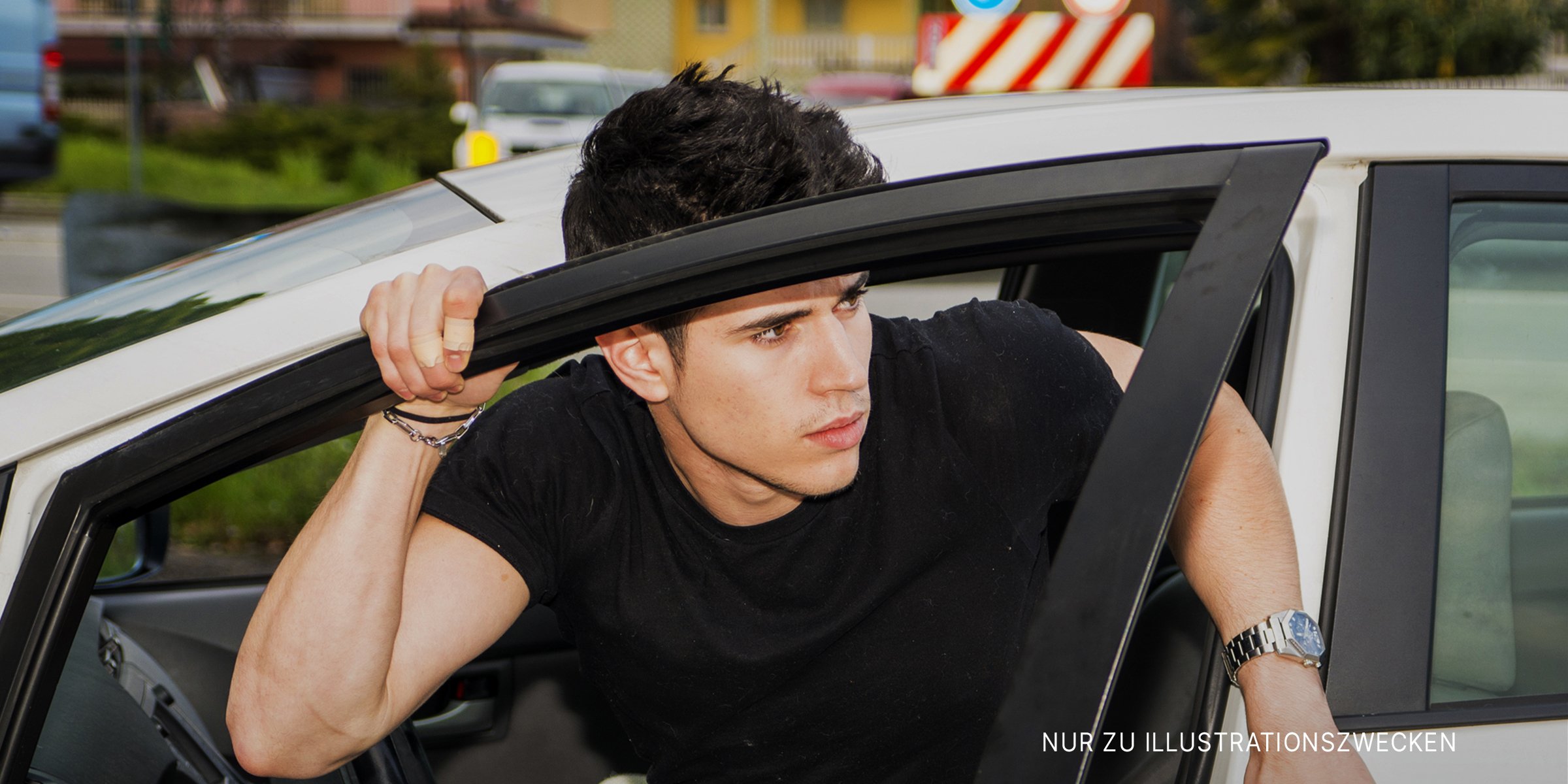 Junger Mann verlässt Auto | Quelle: Shutterstock