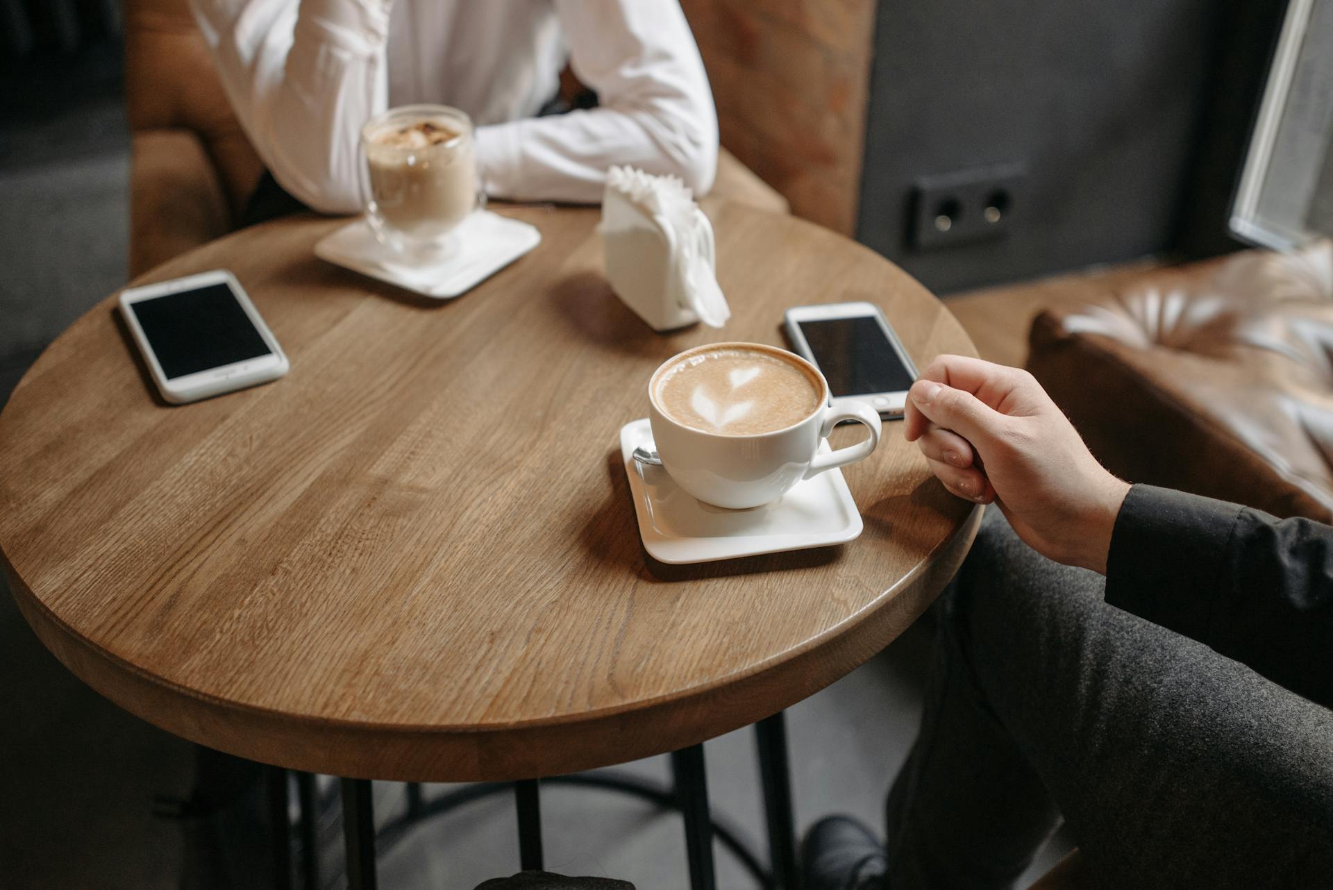 A couple sitting in a café | Source: Pexels