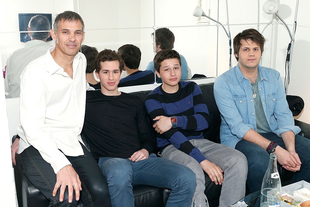 Paul Belmondo et ses fils Victor, Giacomo et Alessandro | Photo : Getty Images