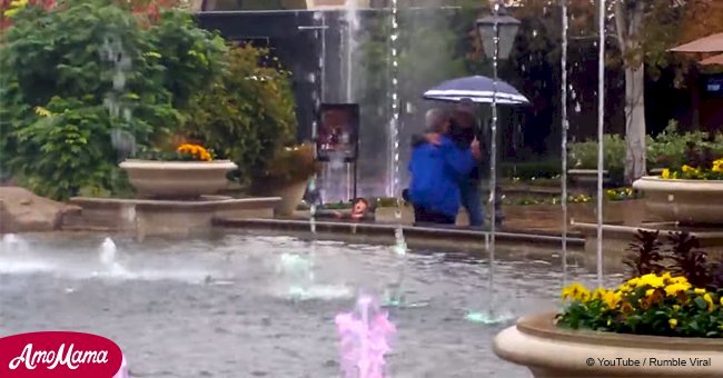 Elderly couple adorably dancing in the rain proves that true love does exist